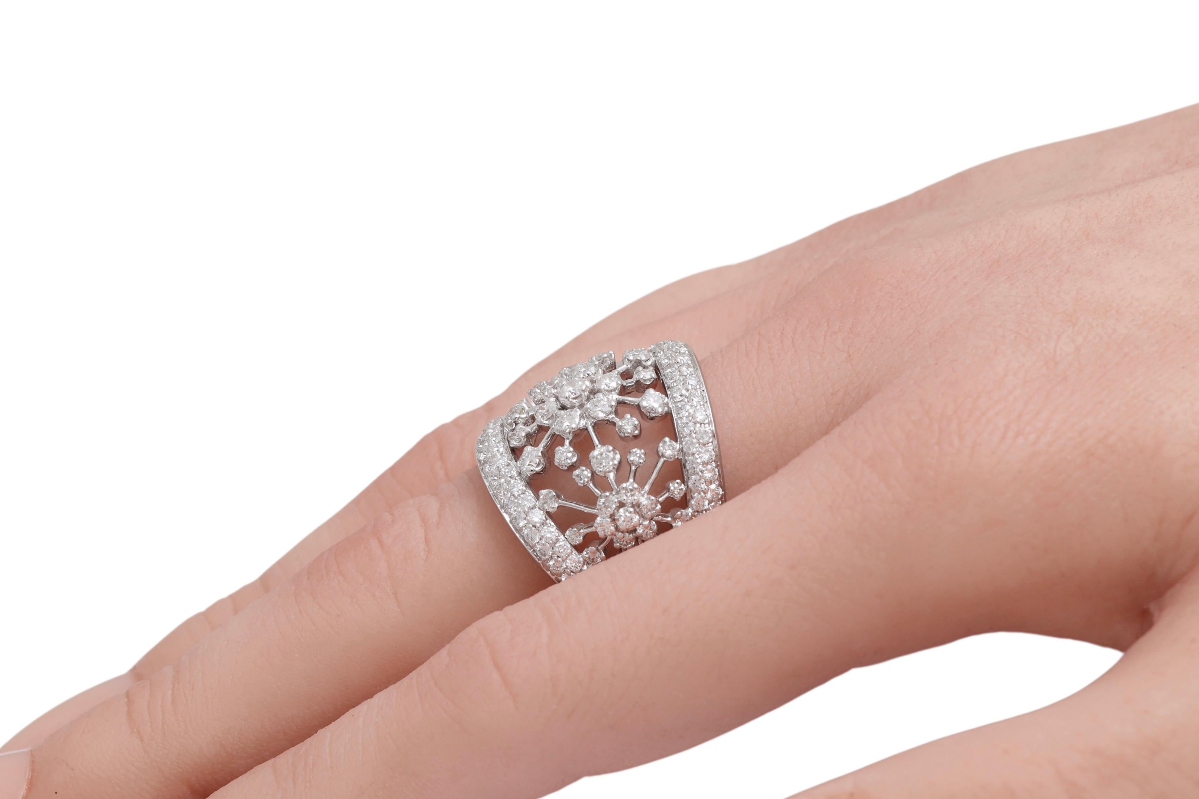 Bague artisanale en or blanc 18 carats avec fleurs en diamant en vente 7
