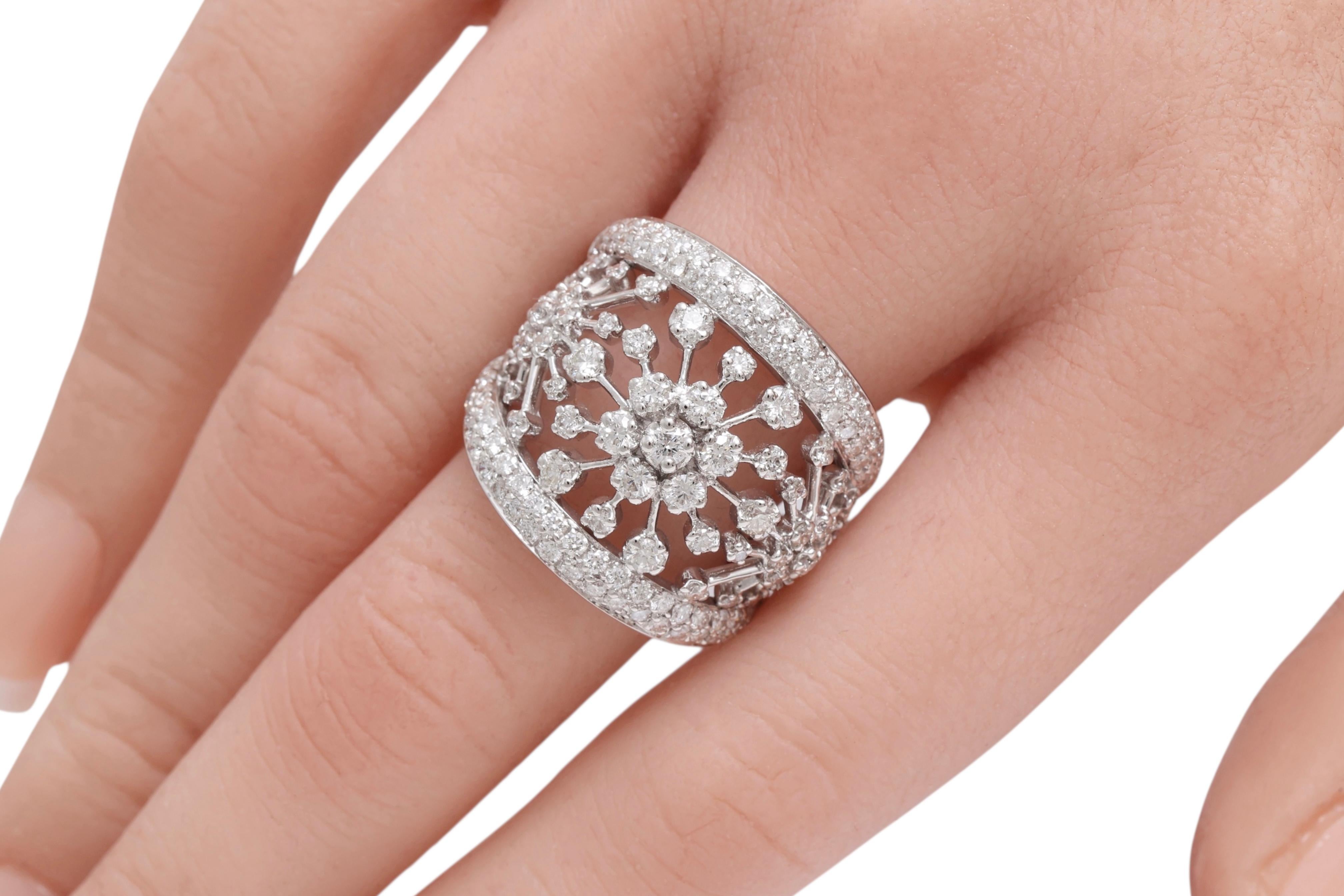 Bague artisanale en or blanc 18 carats avec fleurs en diamant en vente 8