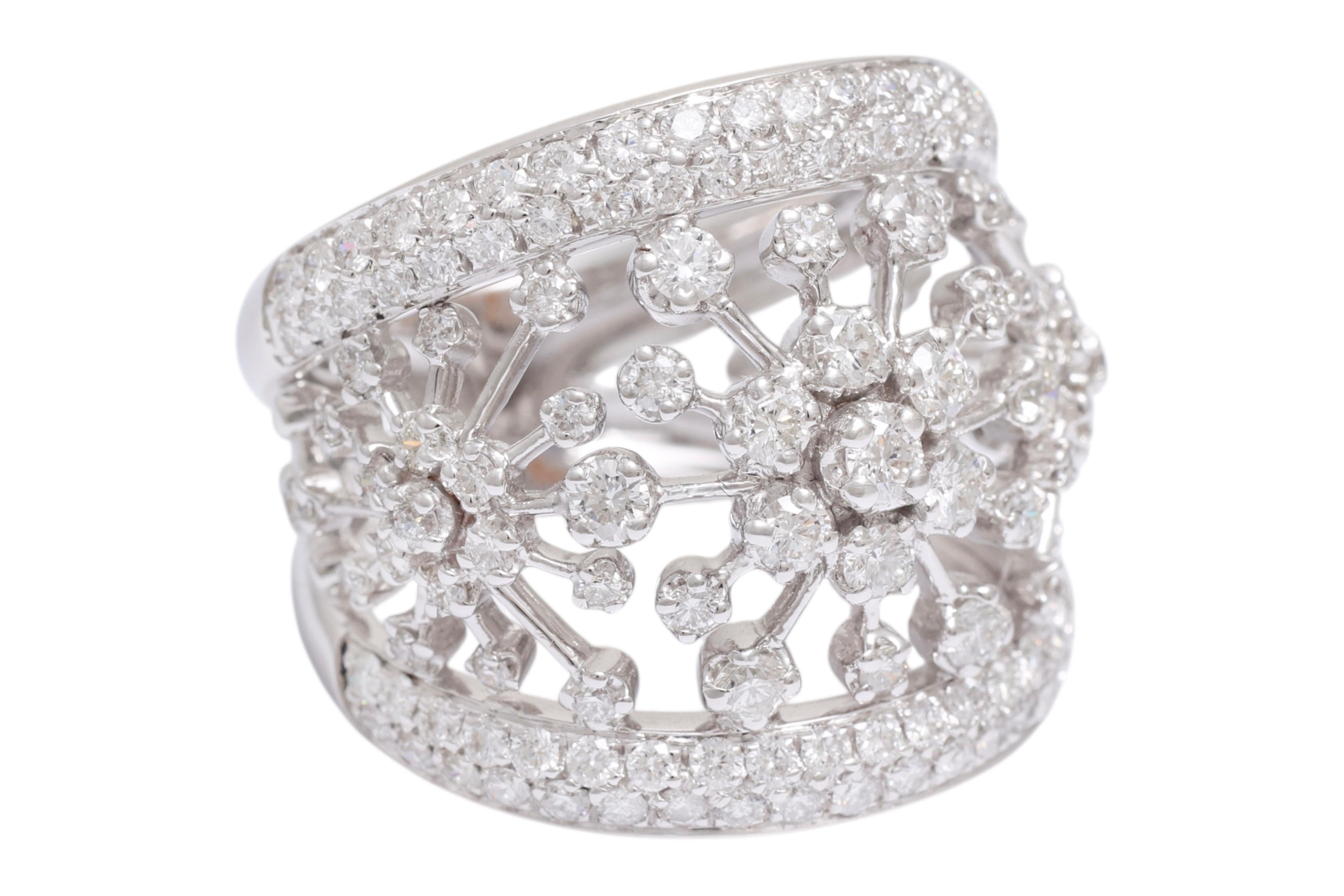 Bague artisanale en or blanc 18 carats avec fleurs en diamant

Diamants : taille brillant :  2.26 cts, Qualité supérieure VVS/VS & Couleur E/F

Poids total 12,8 grammes

Taille de la bague : 55 EU (peut être redimensionnée gratuitement)