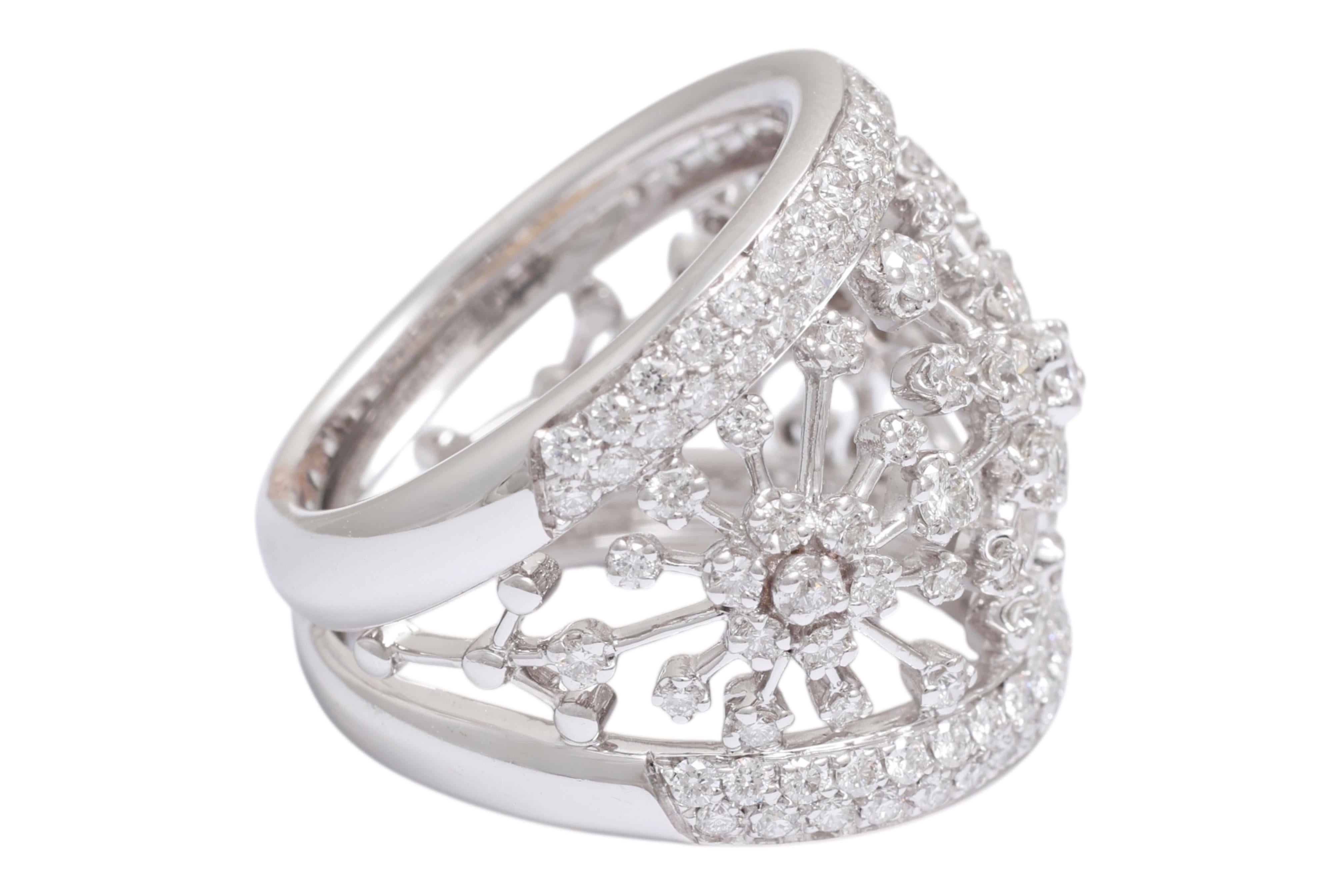 Moderne Bague artisanale en or blanc 18 carats avec fleurs en diamant en vente