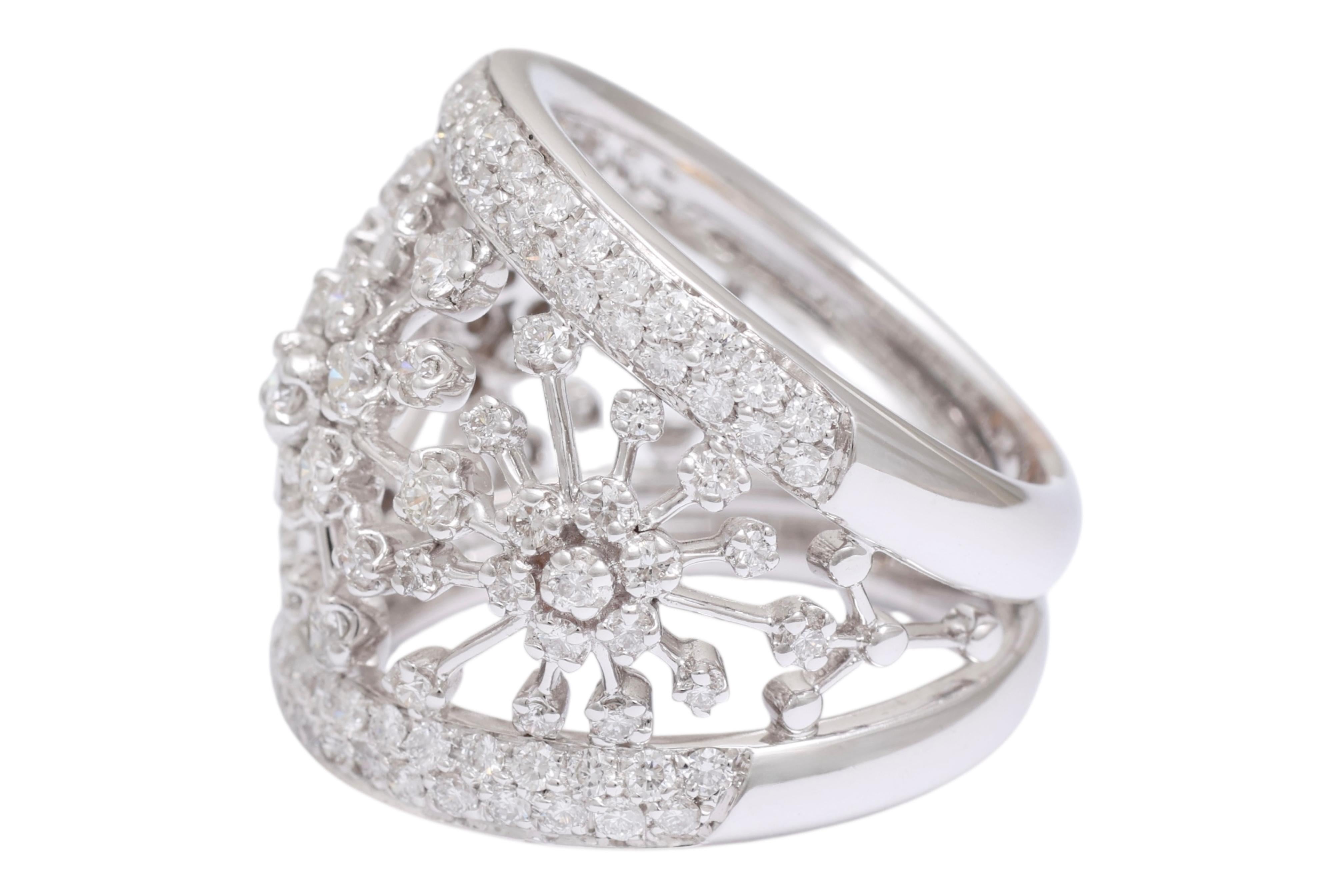 Taille brillant Bague artisanale en or blanc 18 carats avec fleurs en diamant en vente