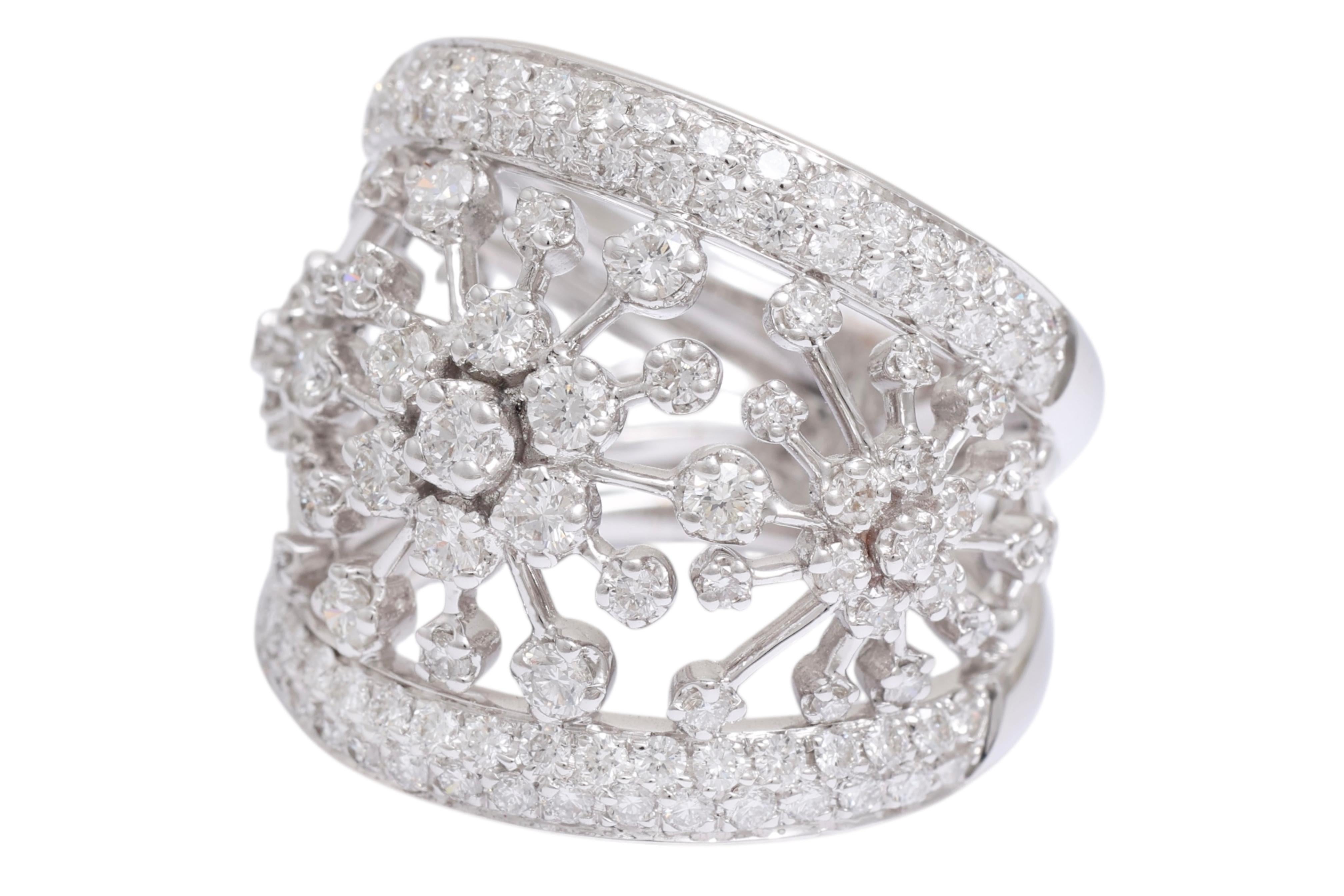 Bague artisanale en or blanc 18 carats avec fleurs en diamant Neuf - En vente à Antwerp, BE