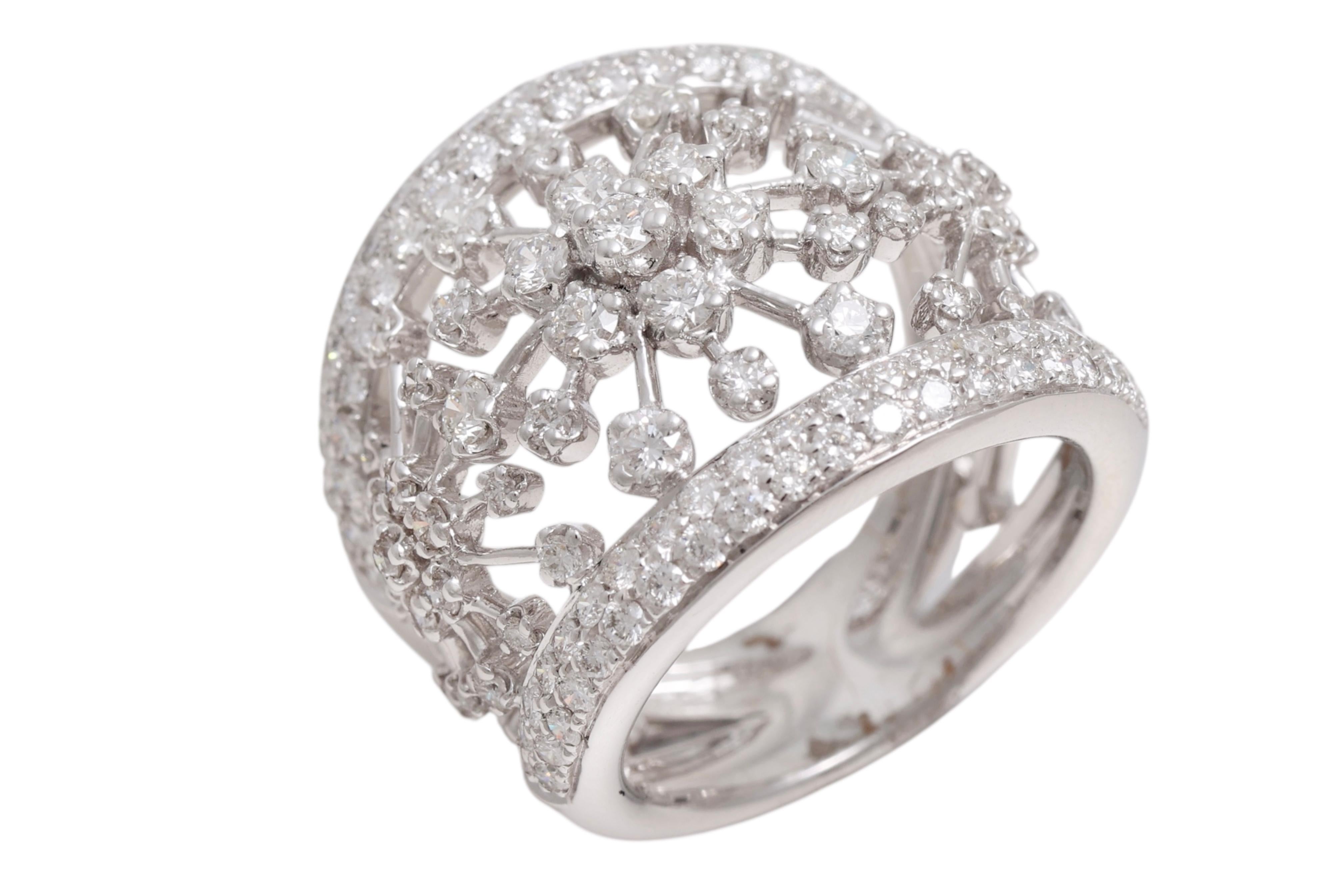 Bague artisanale en or blanc 18 carats avec fleurs en diamant Unisexe en vente