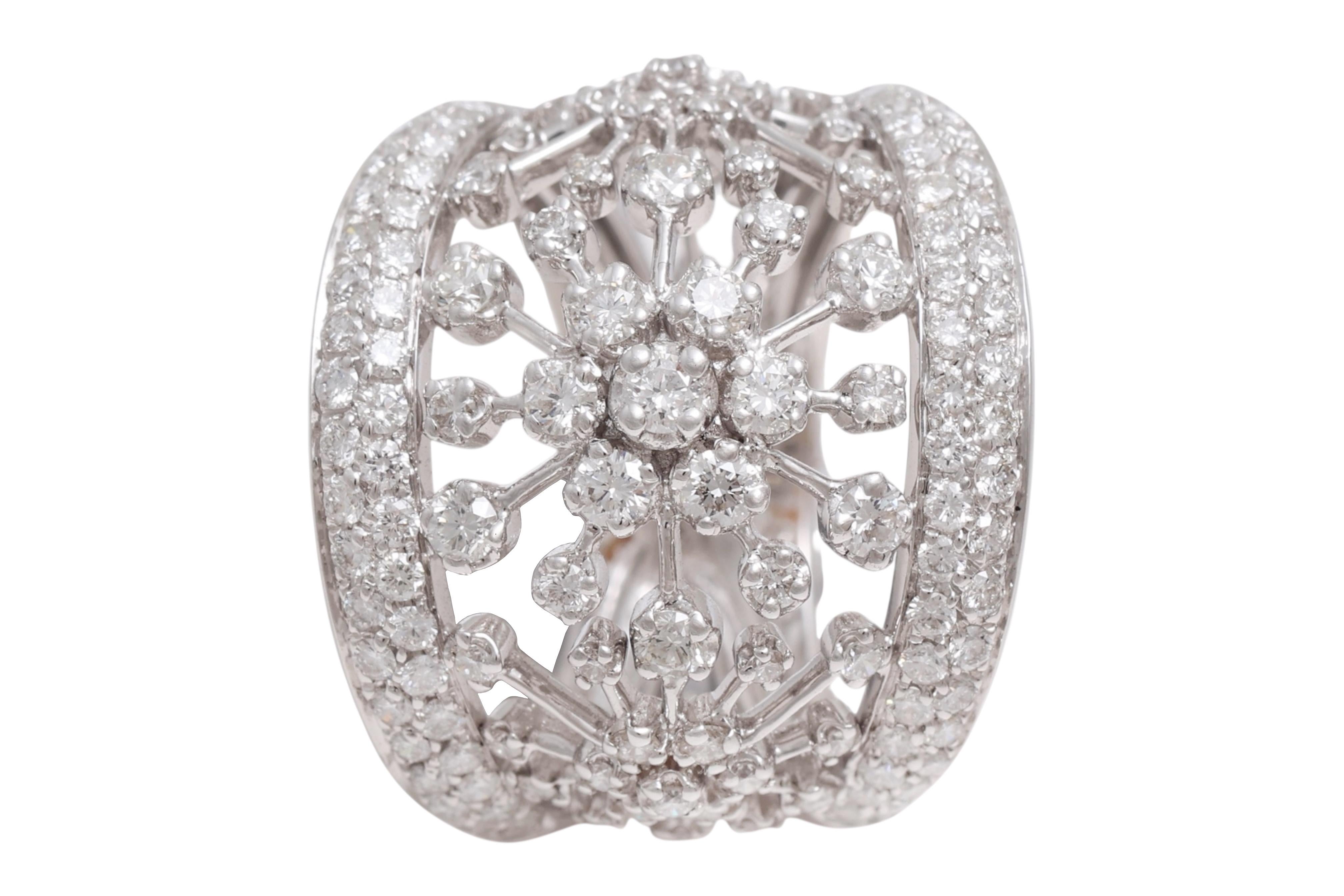 Bague artisanale en or blanc 18 carats avec fleurs en diamant en vente 1