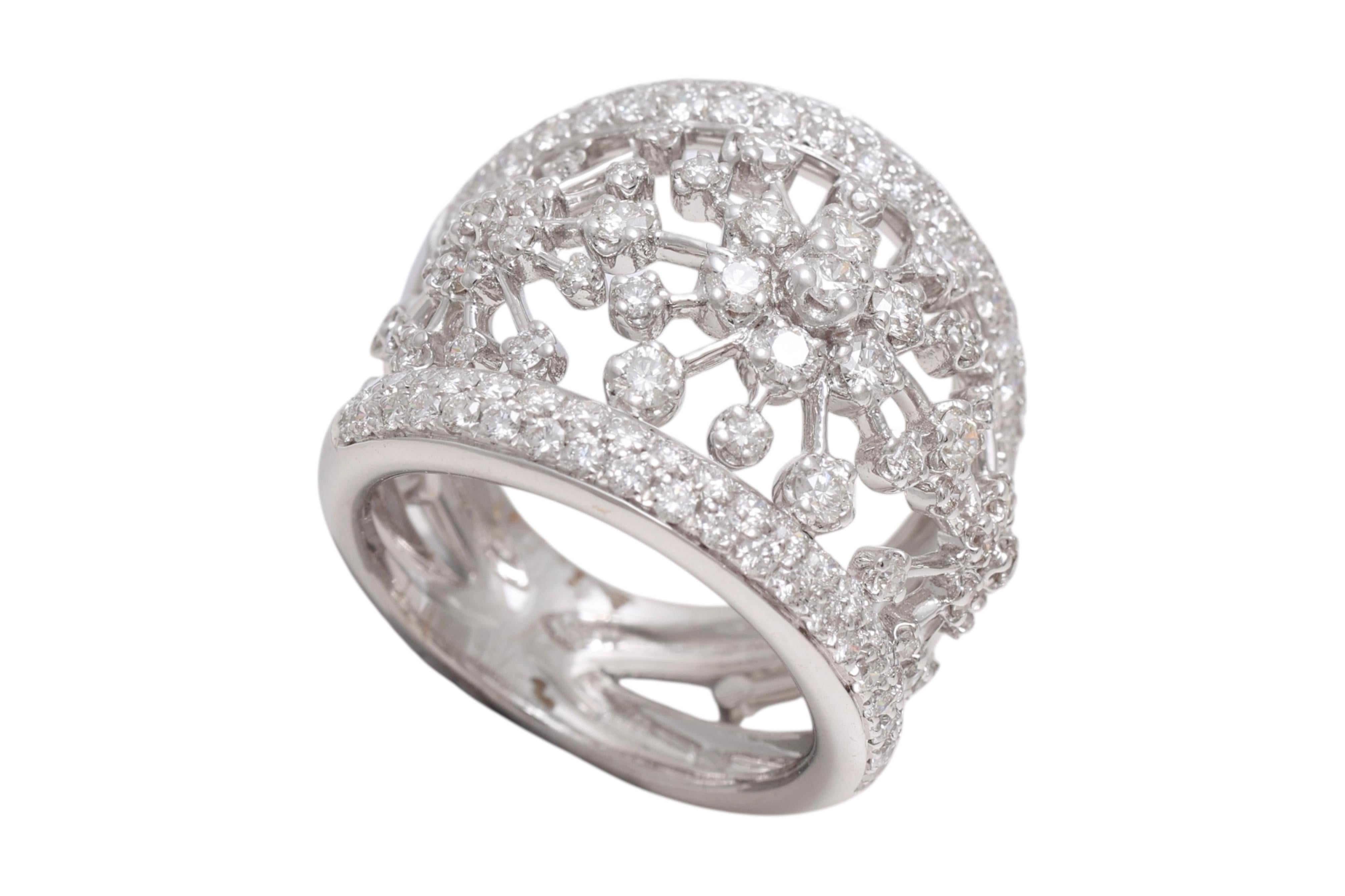 Bague artisanale en or blanc 18 carats avec fleurs en diamant en vente 2