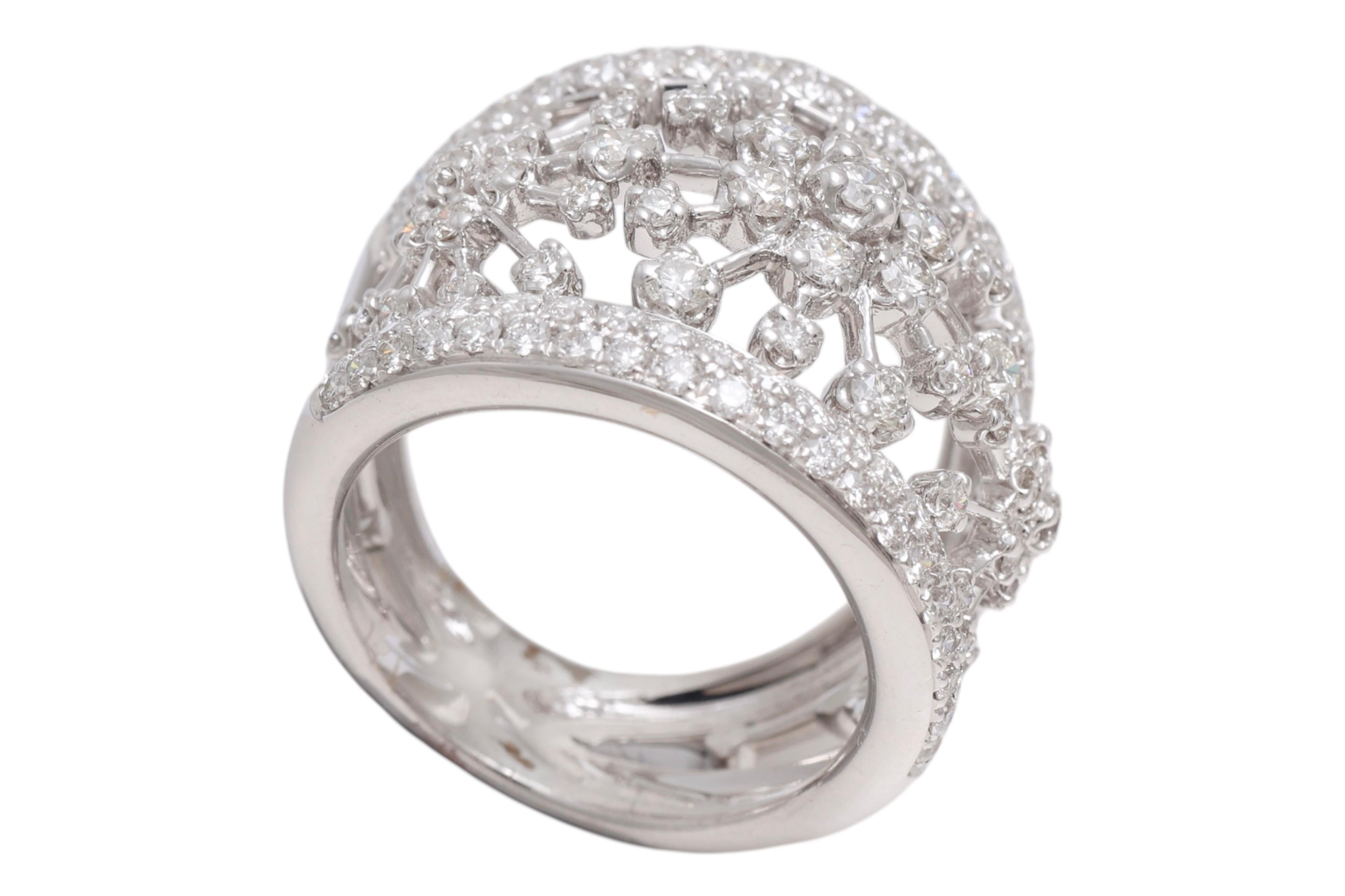 Bague artisanale en or blanc 18 carats avec fleurs en diamant en vente 3