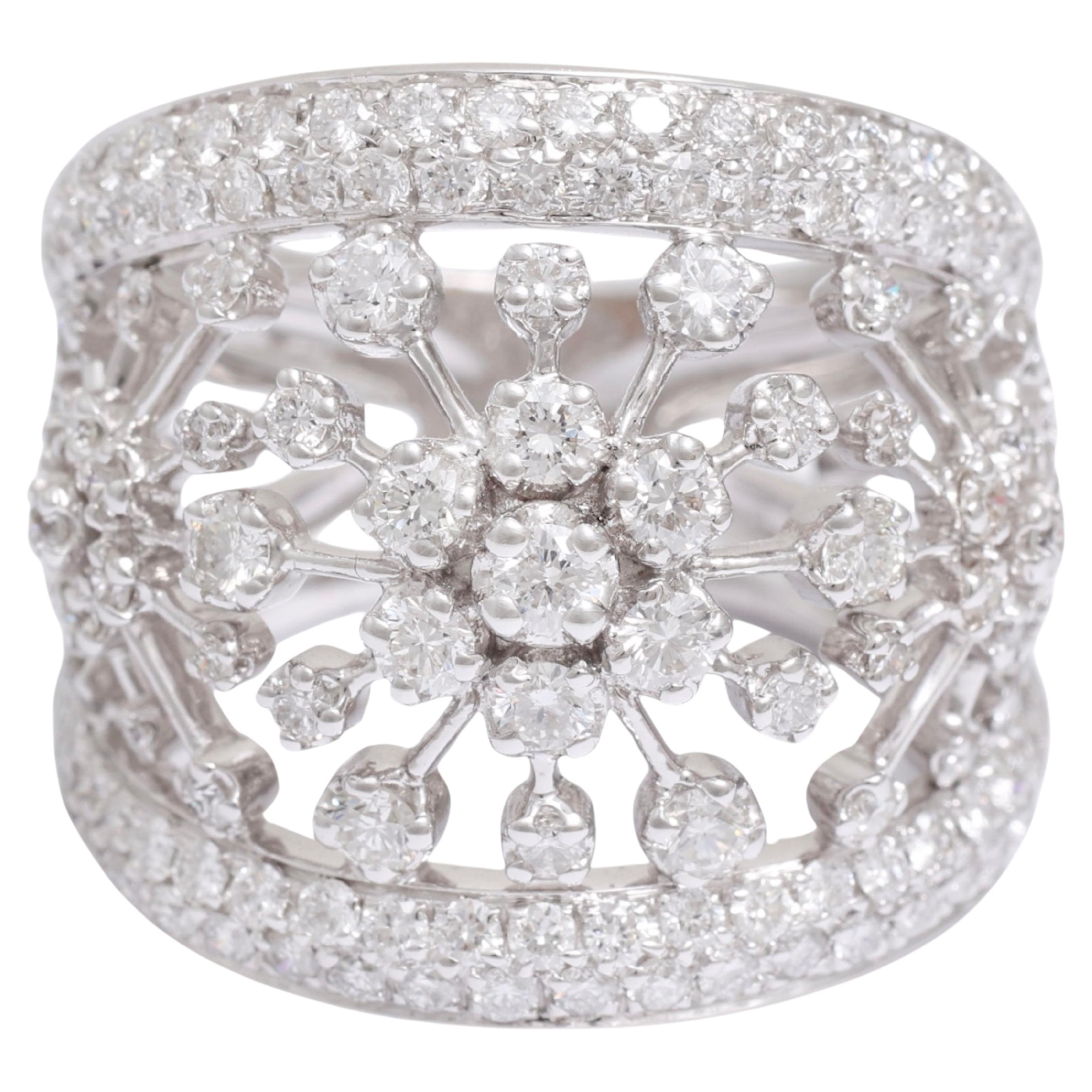 Bague artisanale en or blanc 18 carats avec fleurs en diamant en vente