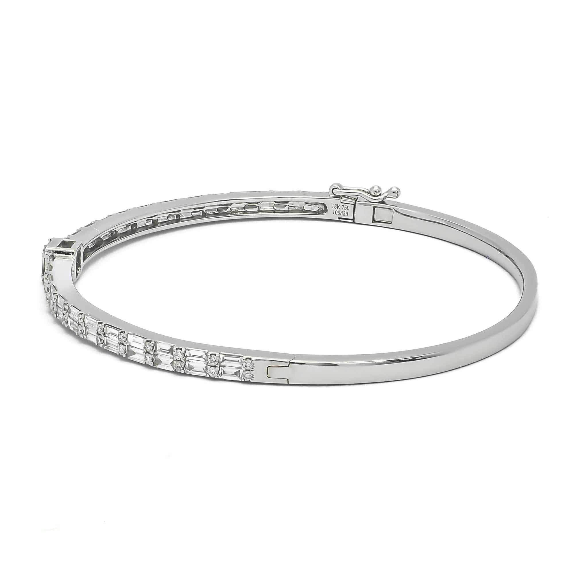 Moderne  Bracelet jonc femme baguette en or blanc 18 carats et diamants naturels en vente