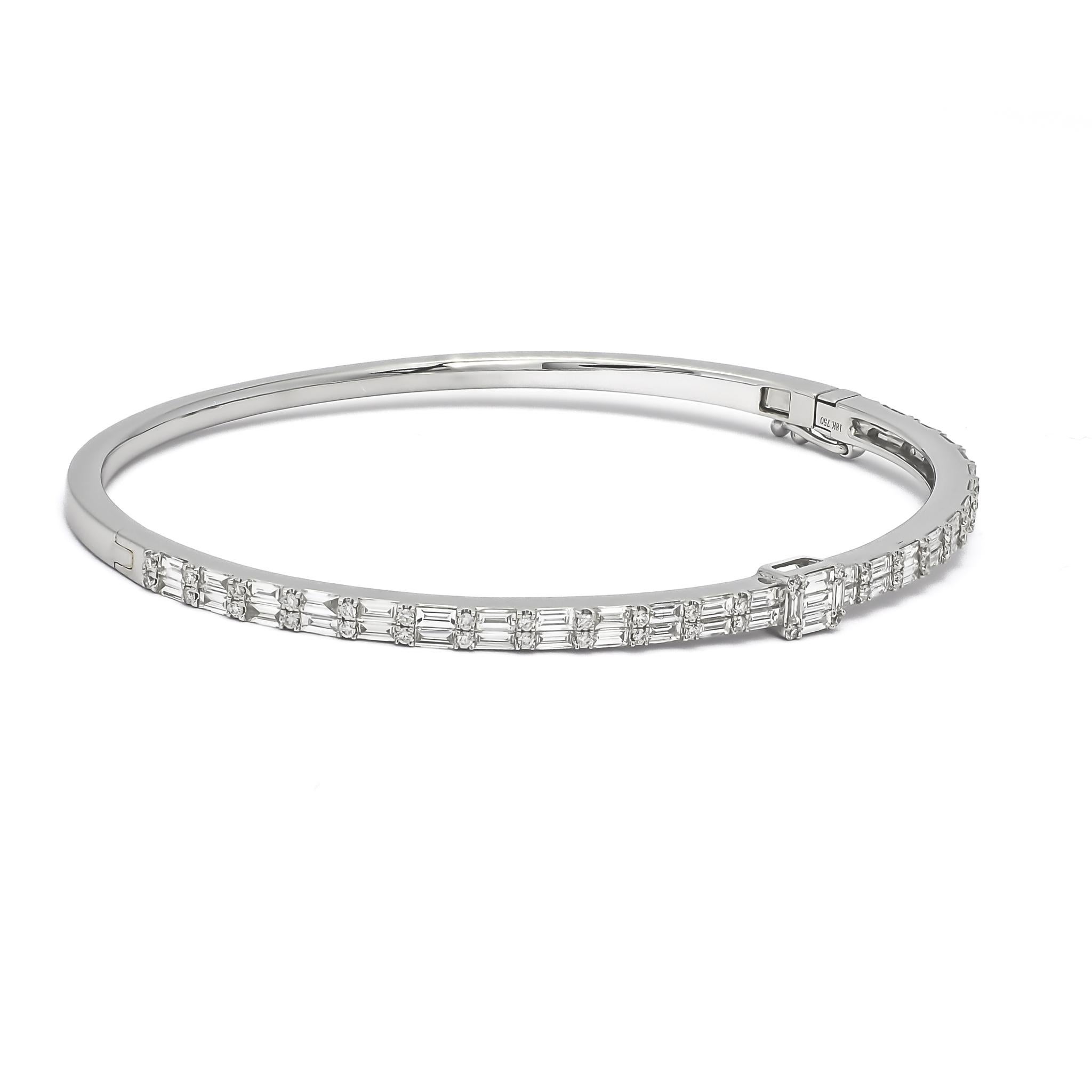 Taille baguette  Bracelet jonc femme baguette en or blanc 18 carats et diamants naturels en vente