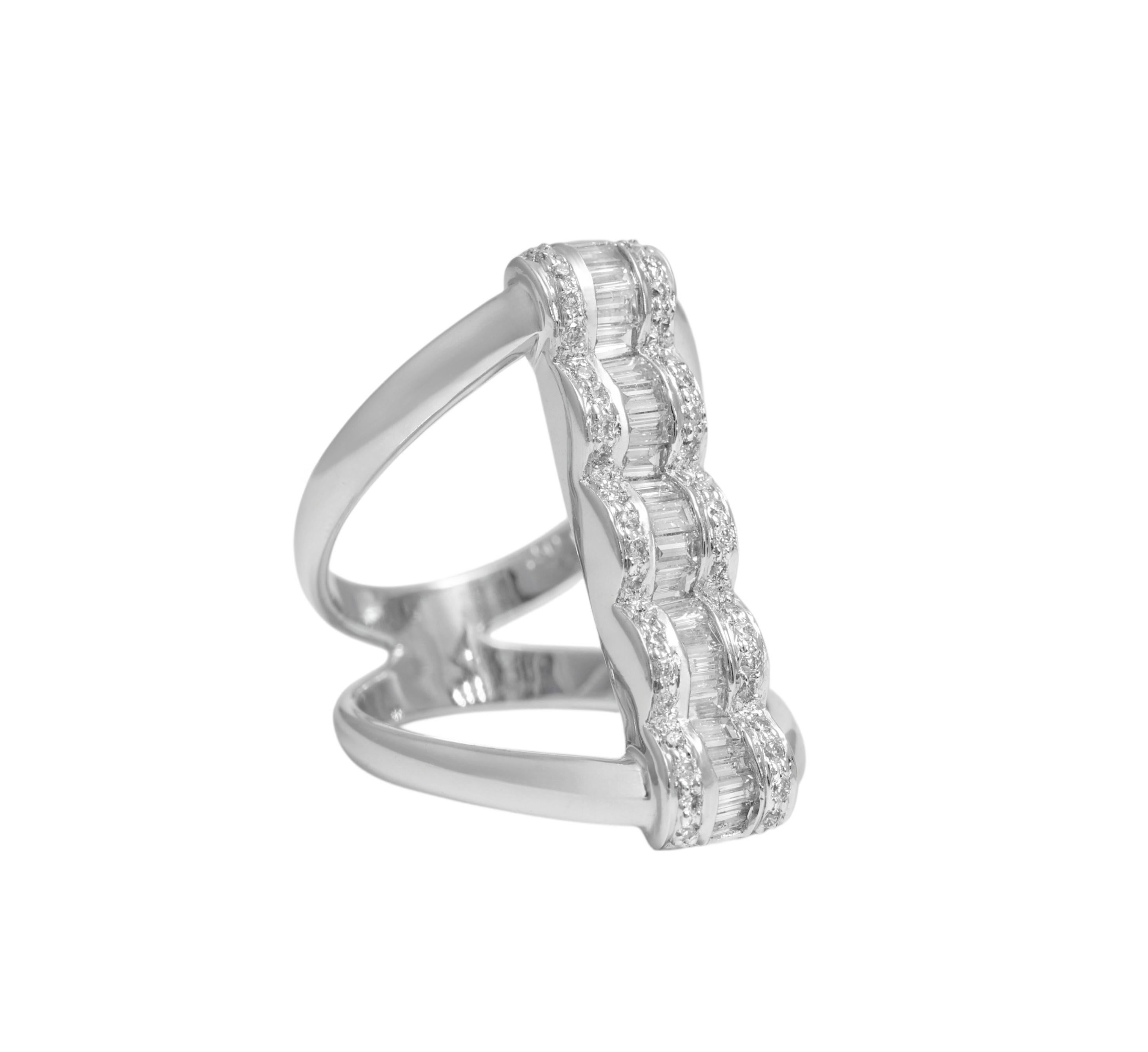 Anello in oro bianco 18 Kt con Baguette e diamanti rotondi, Baguette incastonate in onde.

Totale diamanti: Taglio Baguette e Brilliante  1 ct

Misura dell'anello 56 (Can può essere ridimensionato gratuitamente)