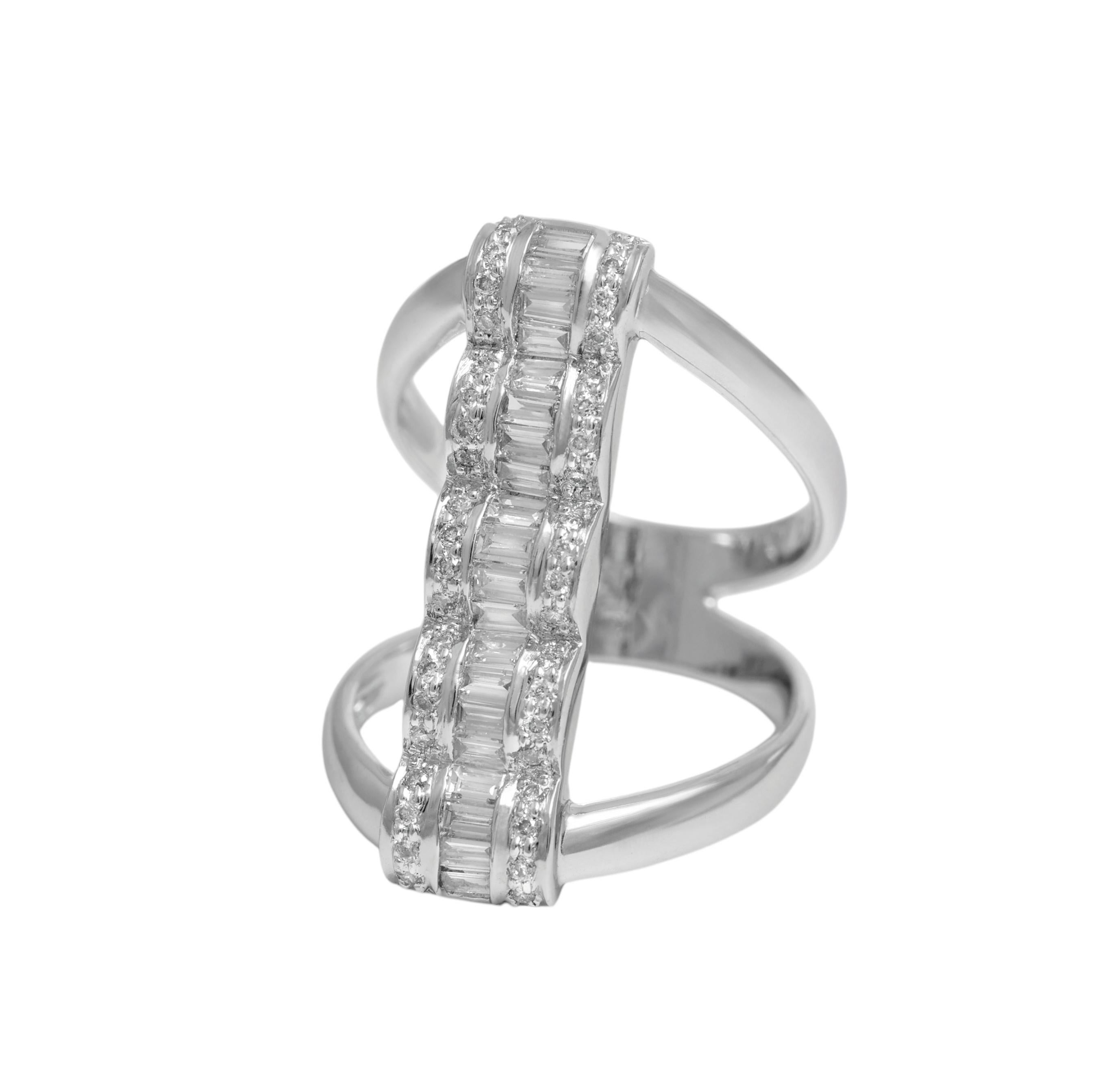 Moderno Anello in oro bianco 18 Kt con Baguette e diamanti rotondi, Baguette incastonate in onde in vendita