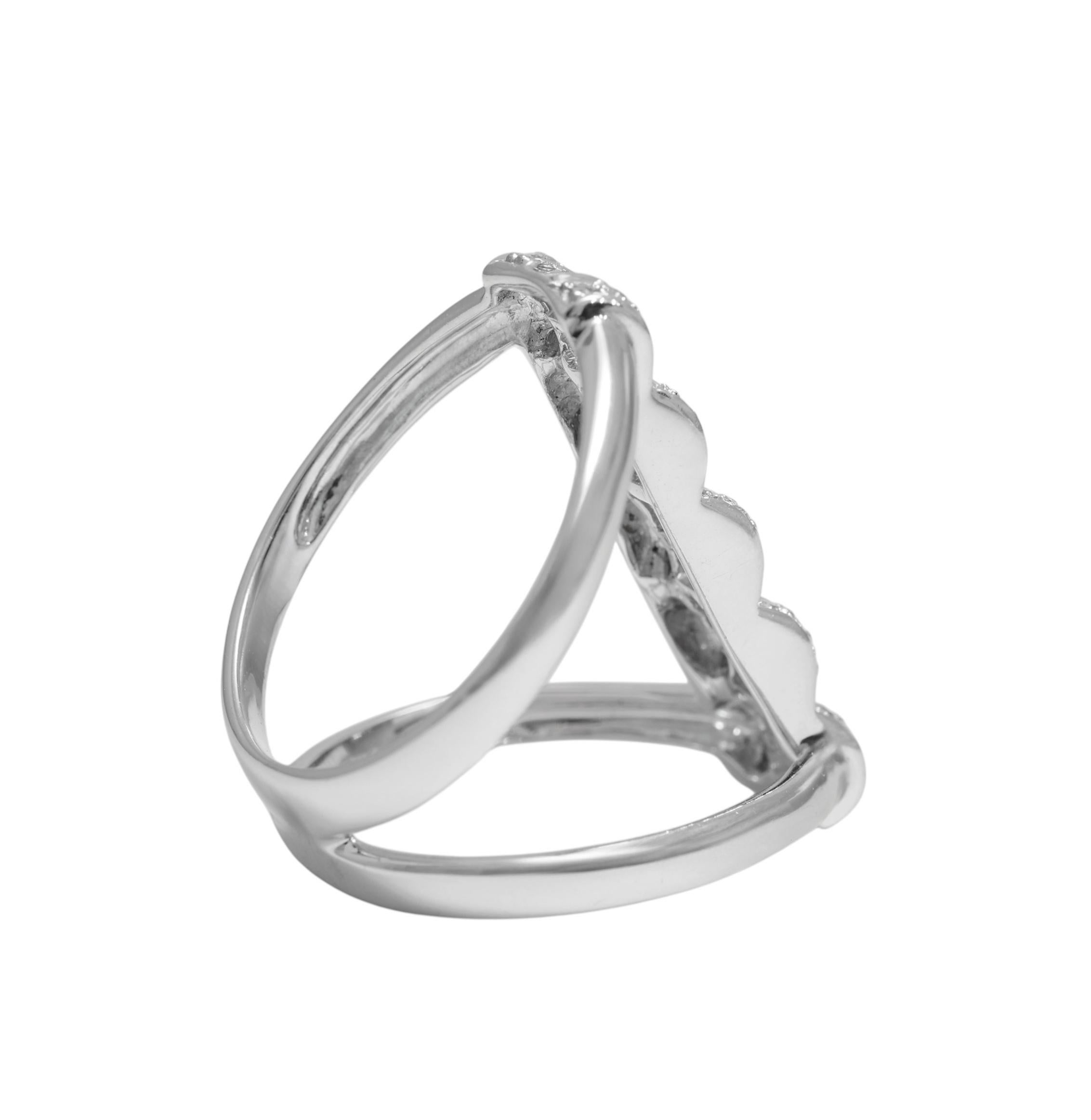 Taglio baguette Anello in oro bianco 18 Kt con Baguette e diamanti rotondi, Baguette incastonate in onde in vendita