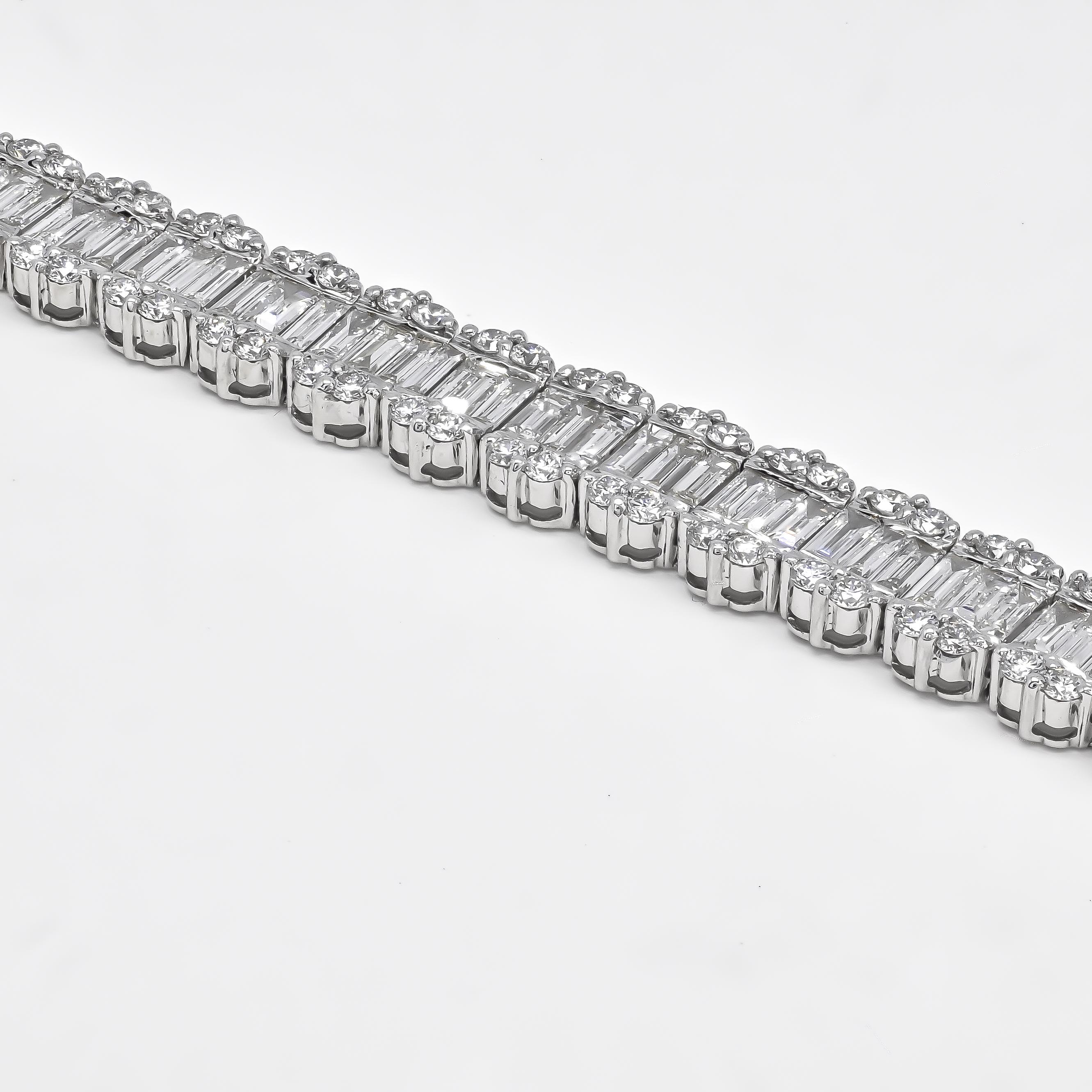 Une rangée chic de diamants baguettes sertis en canal, flanquée de diamants ronds classiques de taille brillant dans une monture en forme de dôme, le bracelet incarne l'élégance simple en toute occasion.

Faites de l'éclat une priorité avec ce