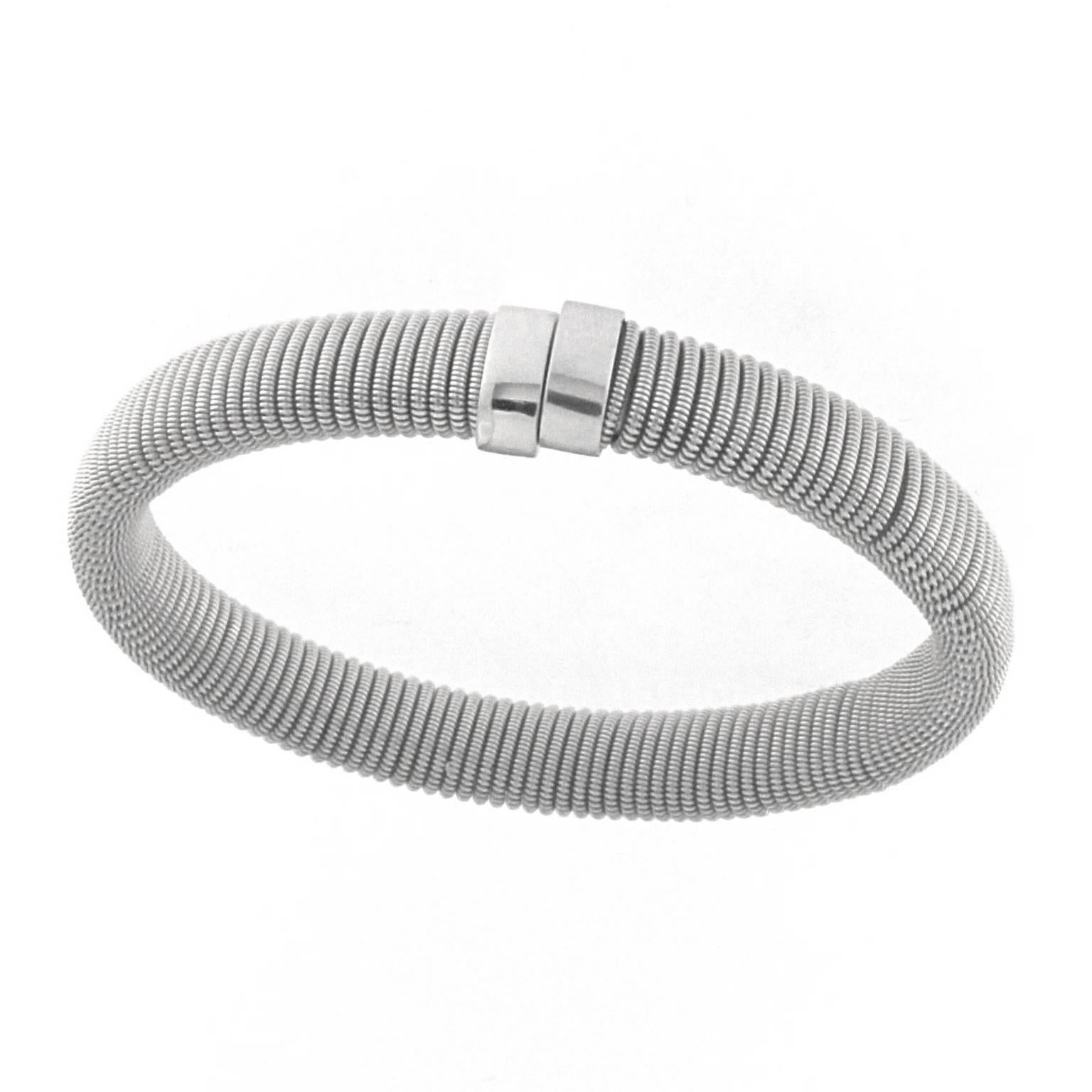 Bracelet with a sophisticated design, very simple to wear thanks to the white gold spring that has inside.
The total weight of the gold is GR 55.30
Stamp 750 10 MI