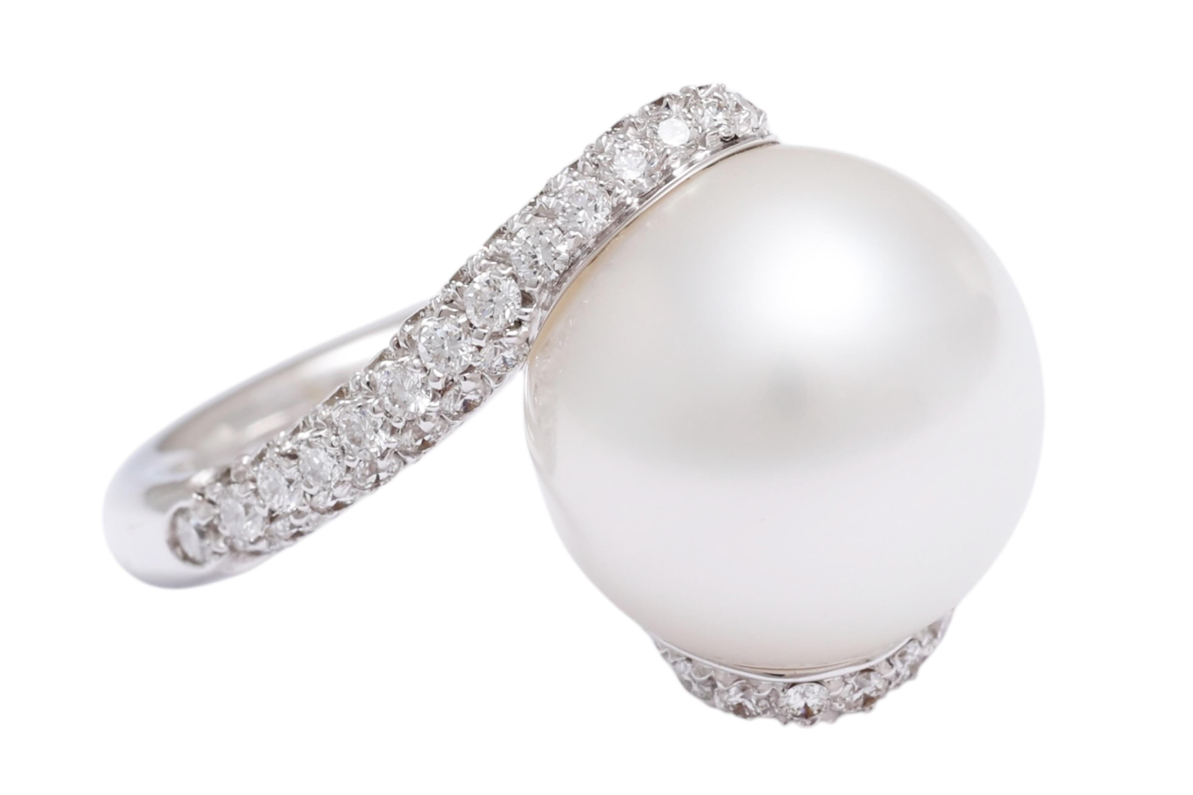 Round Cut 18 Kt White Gold Big South Sea Pearl & Diamond Ring For Sale