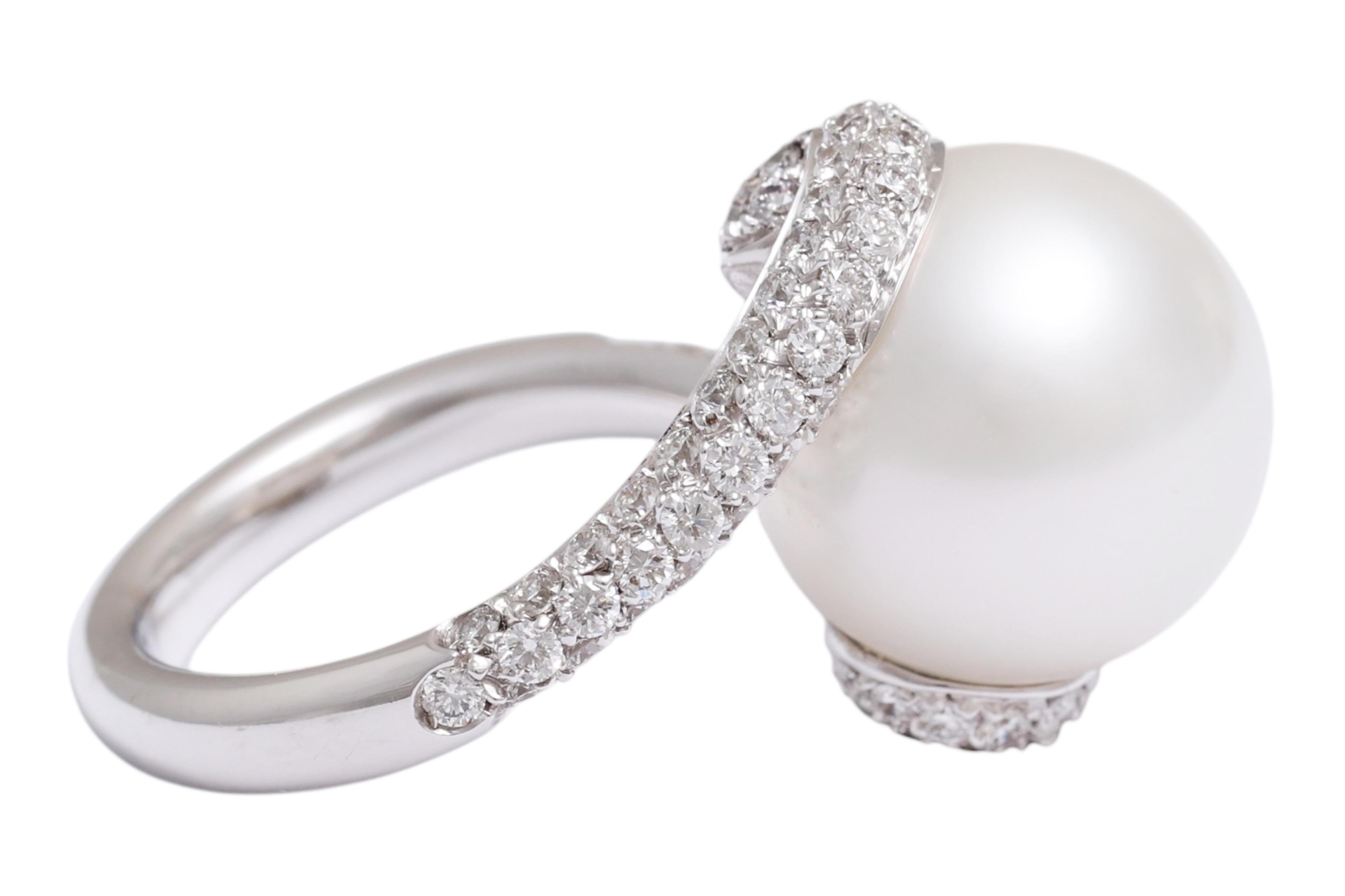 18 Kt White Gold Big South Sea Pearl & Diamond Ring In New Condition For Sale In Antwerp, BE