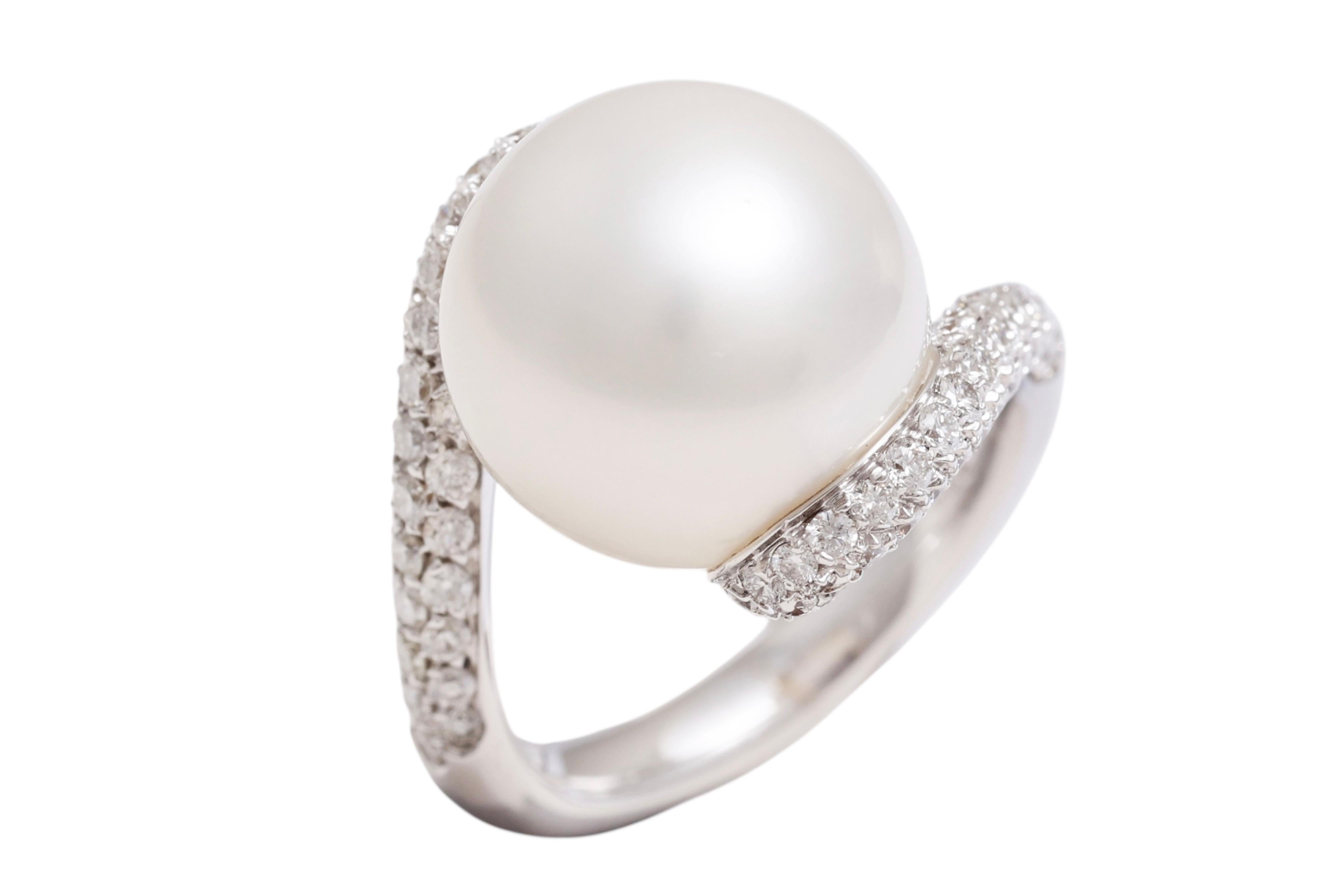18 Kt White Gold Big South Sea Pearl & Diamond Ring For Sale 3