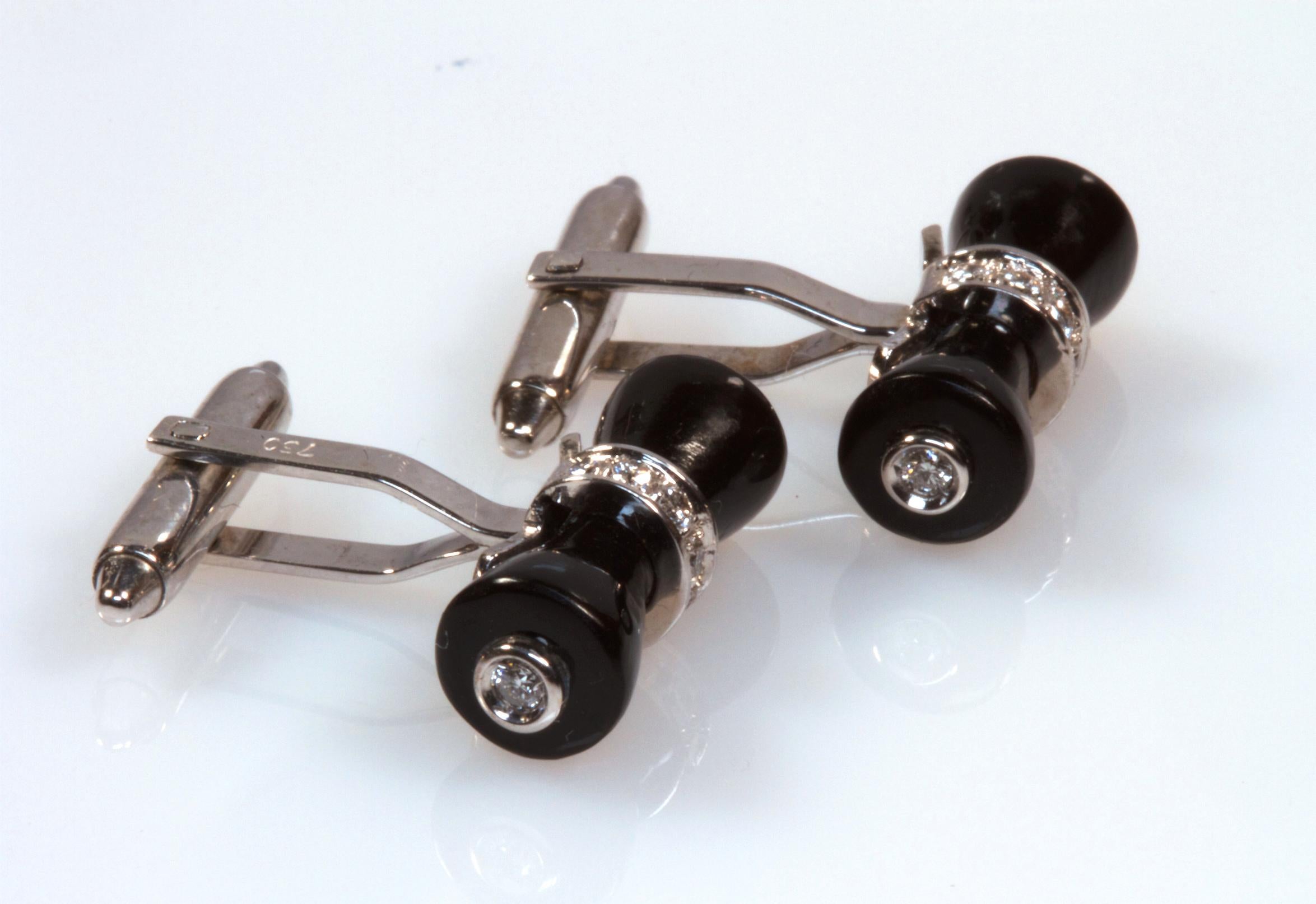 Elegant cufflinks in 18k white gold with hourglass-shaped black onyx and diamonds placed on the central part of the onyx and on the ends.
They contain:
- 2 hourglass-shaped black onyx elements, total weight 2.0 grams
- 20 natural diamonds, brilliant