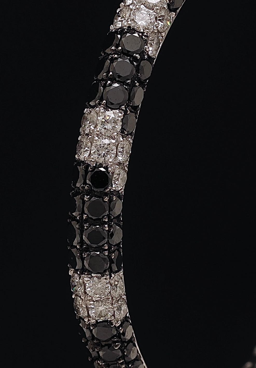 Brilliant Cut 18 Kt White Gold Black & White 3.79 Ct Diamonds Hoop Earrings For Sale