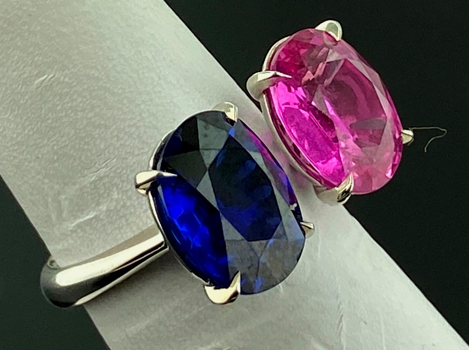 Sertis dans de l'or blanc 18 carats, deux saphirs de forme ovale - le saphir bleu fait 5,18 carats et le saphir rose 4,58 carats.  La taille de la bague est de 6.  Le poids de l'or est de 4,95 grammes.