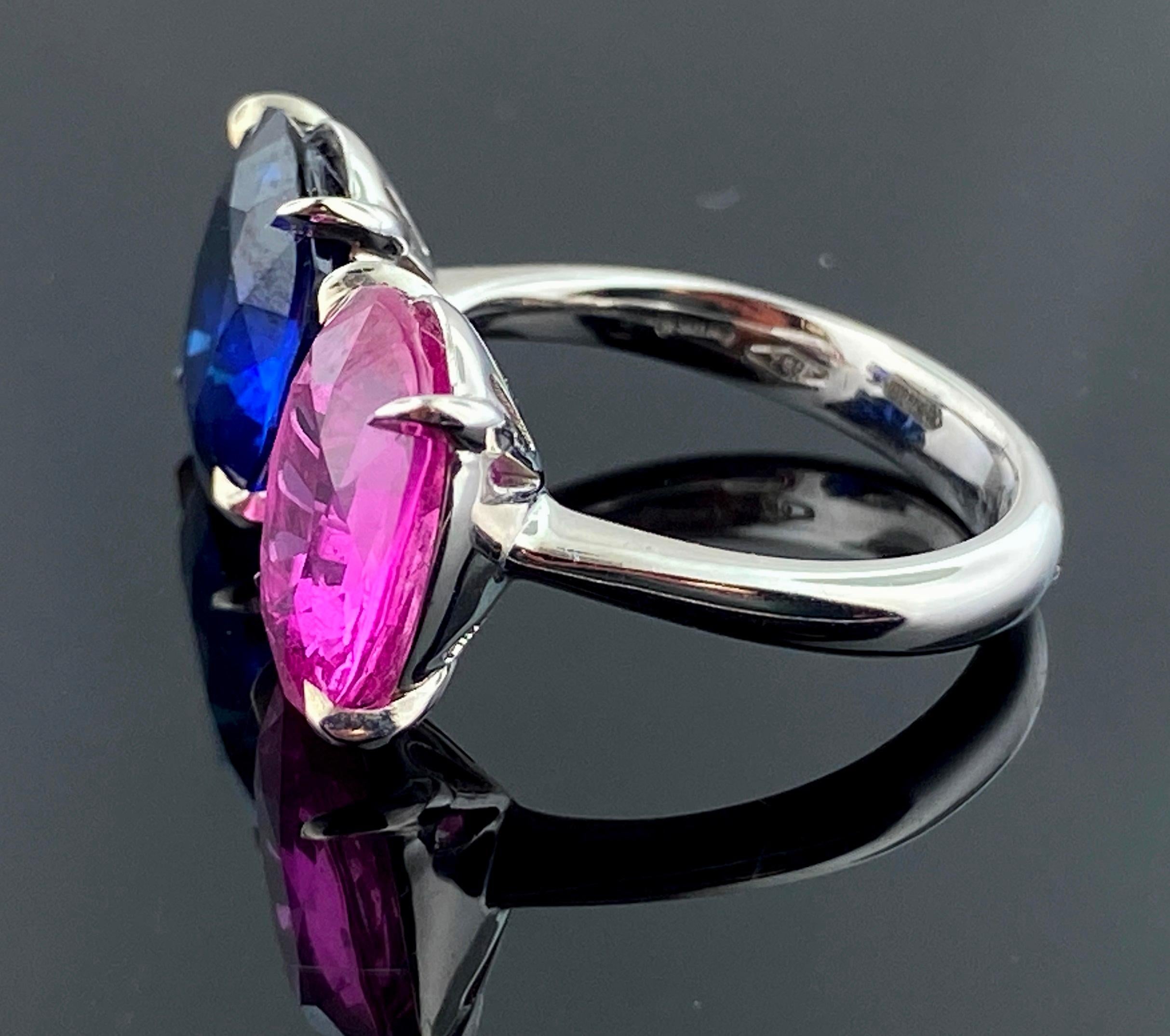 18 Karat White Gold Blue and Pink Sapphire Ring In Excellent Condition For Sale In Palm Desert, CA