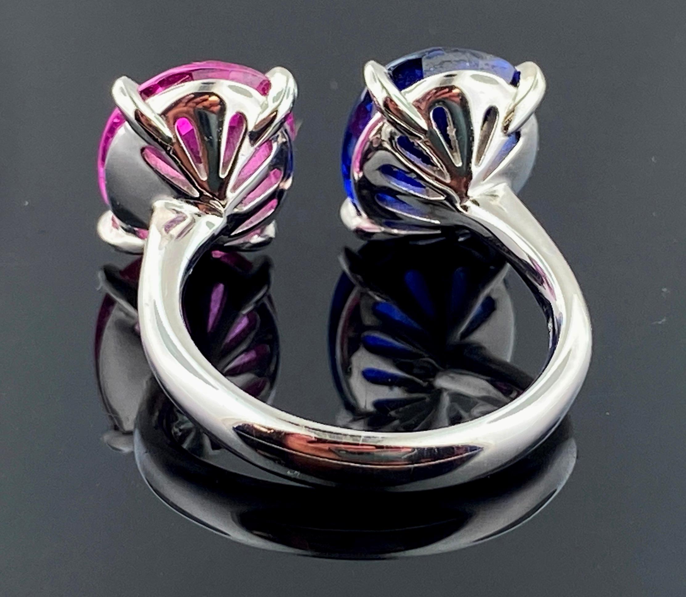 Women's or Men's 18 Karat White Gold Blue and Pink Sapphire Ring For Sale