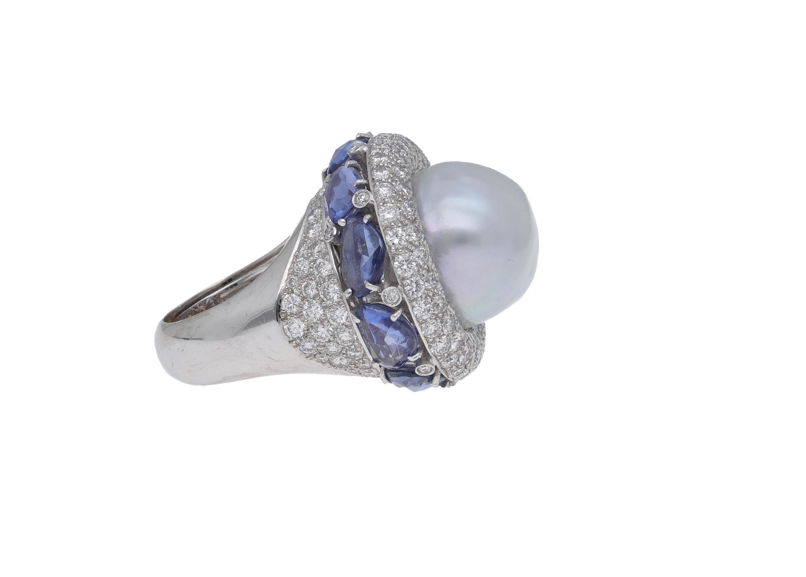 18 Karat White Gold Blue Sapphire Diamond Baroque Australian Pearl Cocktail Ring In New Condition For Sale In Rome, IT