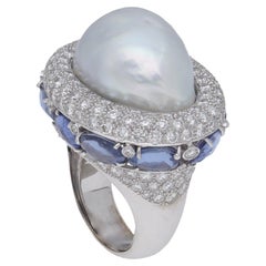 Bague cocktail baroque en or blanc 18 carats avec saphir bleu et diamant en perle d'Australie