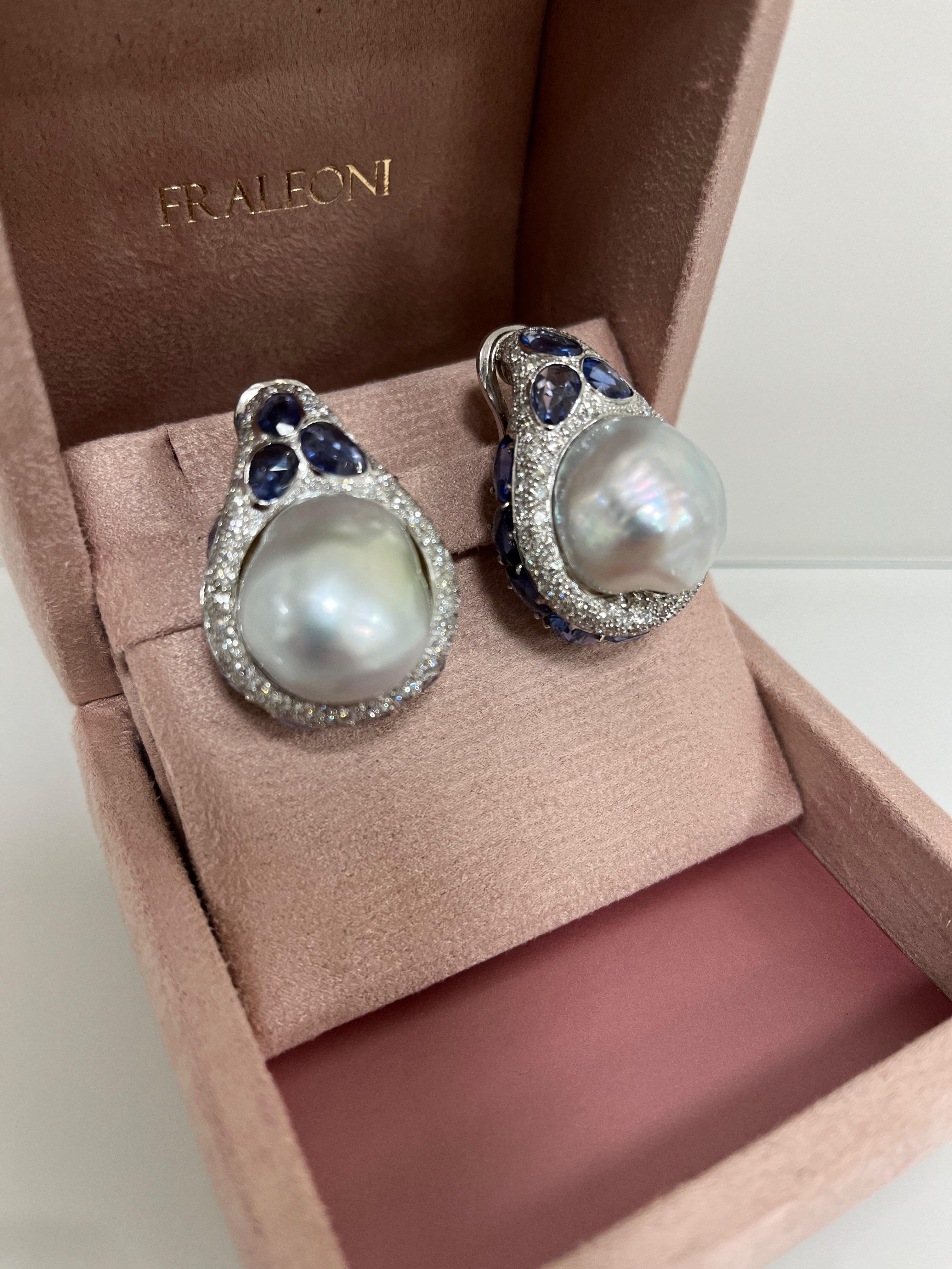 18 kt. gold earrings with 6.10 ct. of round-cut diamonds ( H-I color - VVS1-VVS2 ), 13.80 ct. of blue double rose-cut sapphires, 2 baroque pearls.
This one of a kind earrings are hand-made in Italy.
Baroque pearl size is 17.00 mm. ca.
Length 3.60