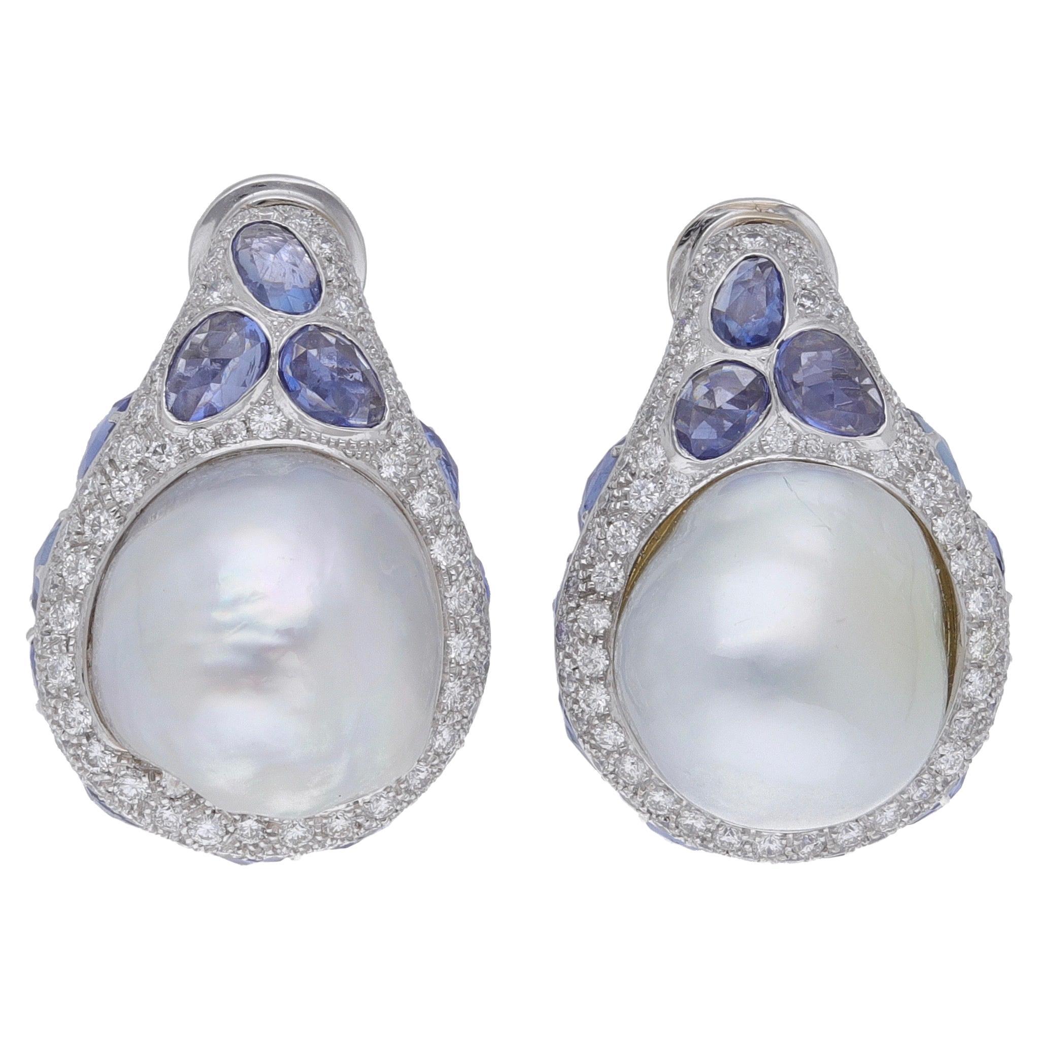 18 kt. Boucles d'oreilles en or blanc, saphirs bleus et perles baroques