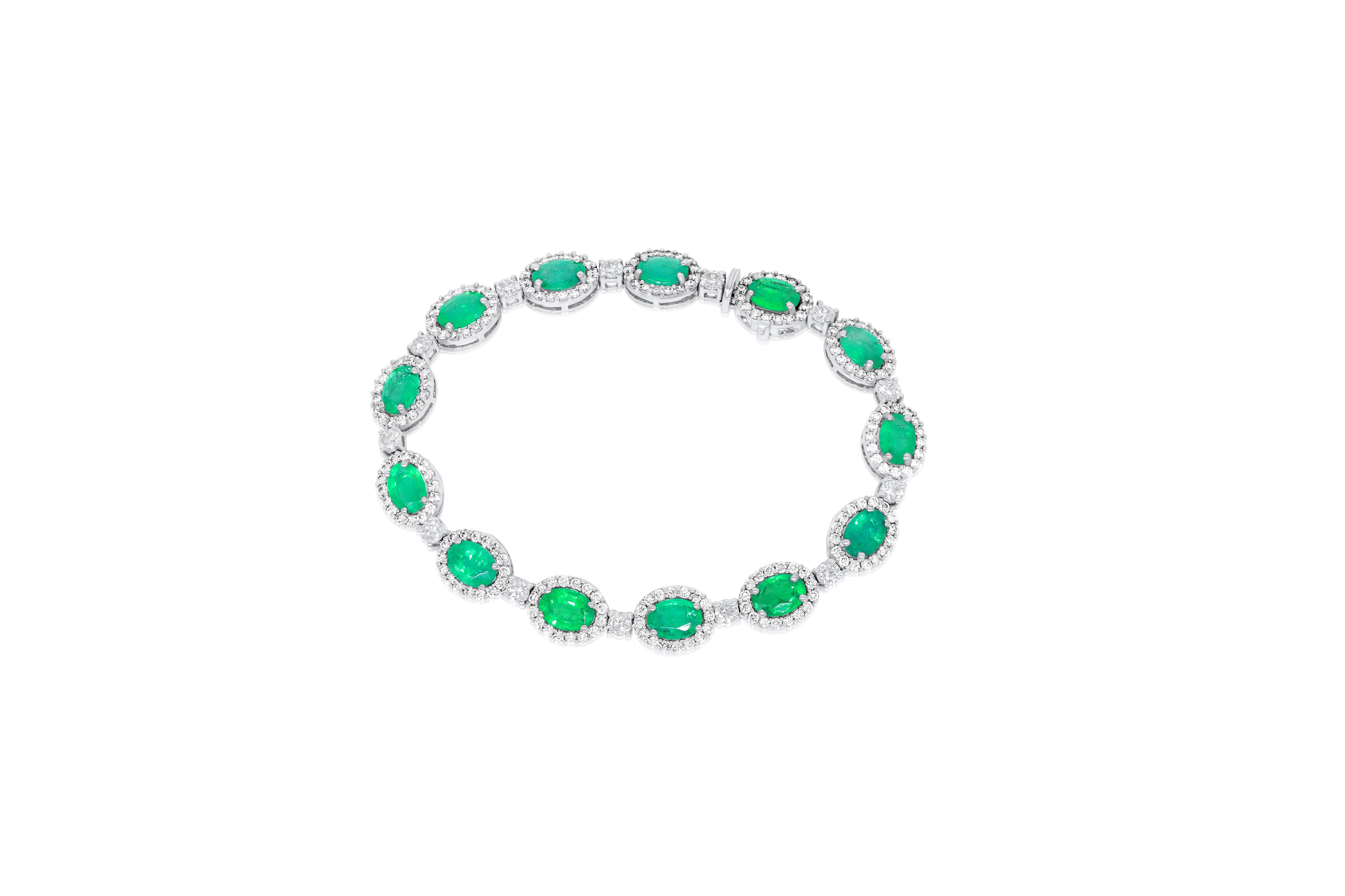 Modern 18 kt White Gold Bracelet adorned with 9.68 cts tw of Oval Cut Green Emeralds For Sale