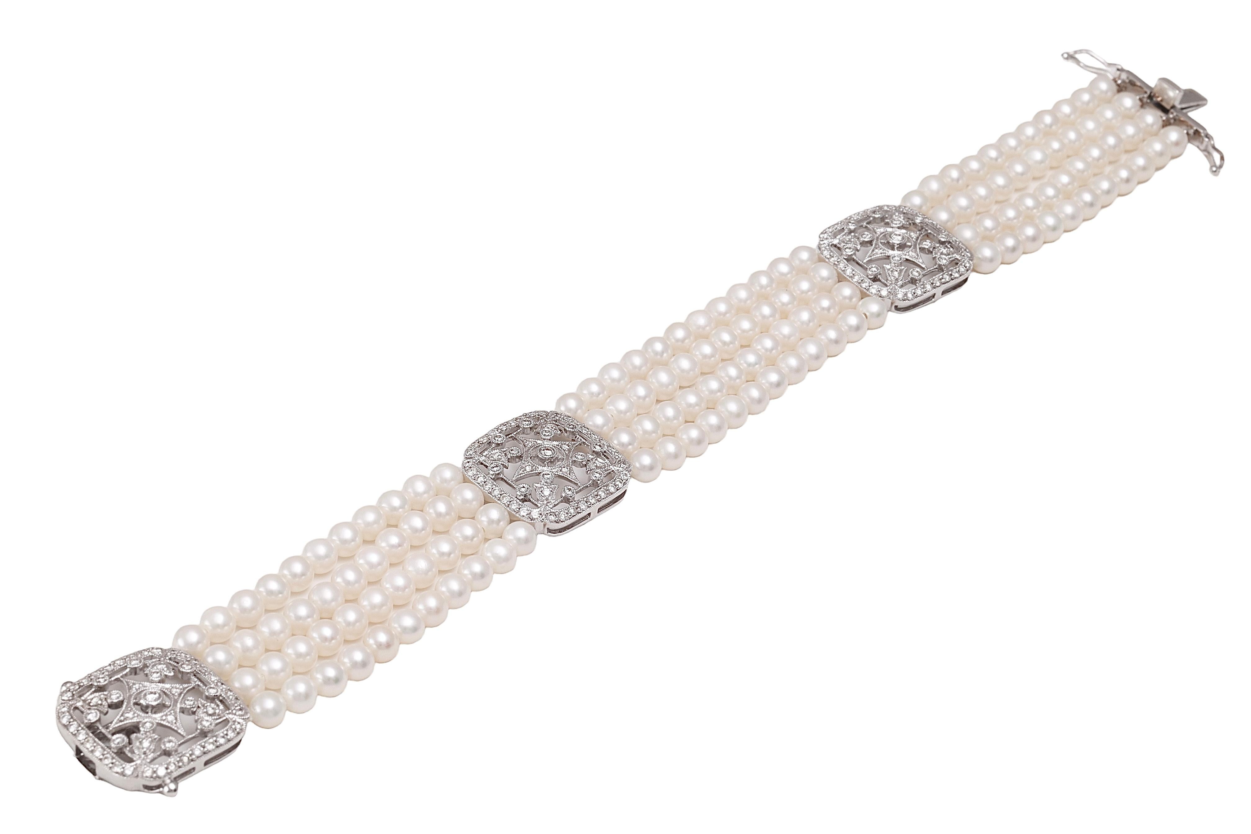 Splendido esemplare da 18 kt. Bracciale in oro bianco con 4 file di perle e 1,06 carati. Diamanti con taglio Brilliante

Perle: 136 perle

Diamanti: 171 diamanti brillanti insieme 1,06 ct. 

Materiale: Oro bianco 18 kt. 

Misure: Questo bracciale si