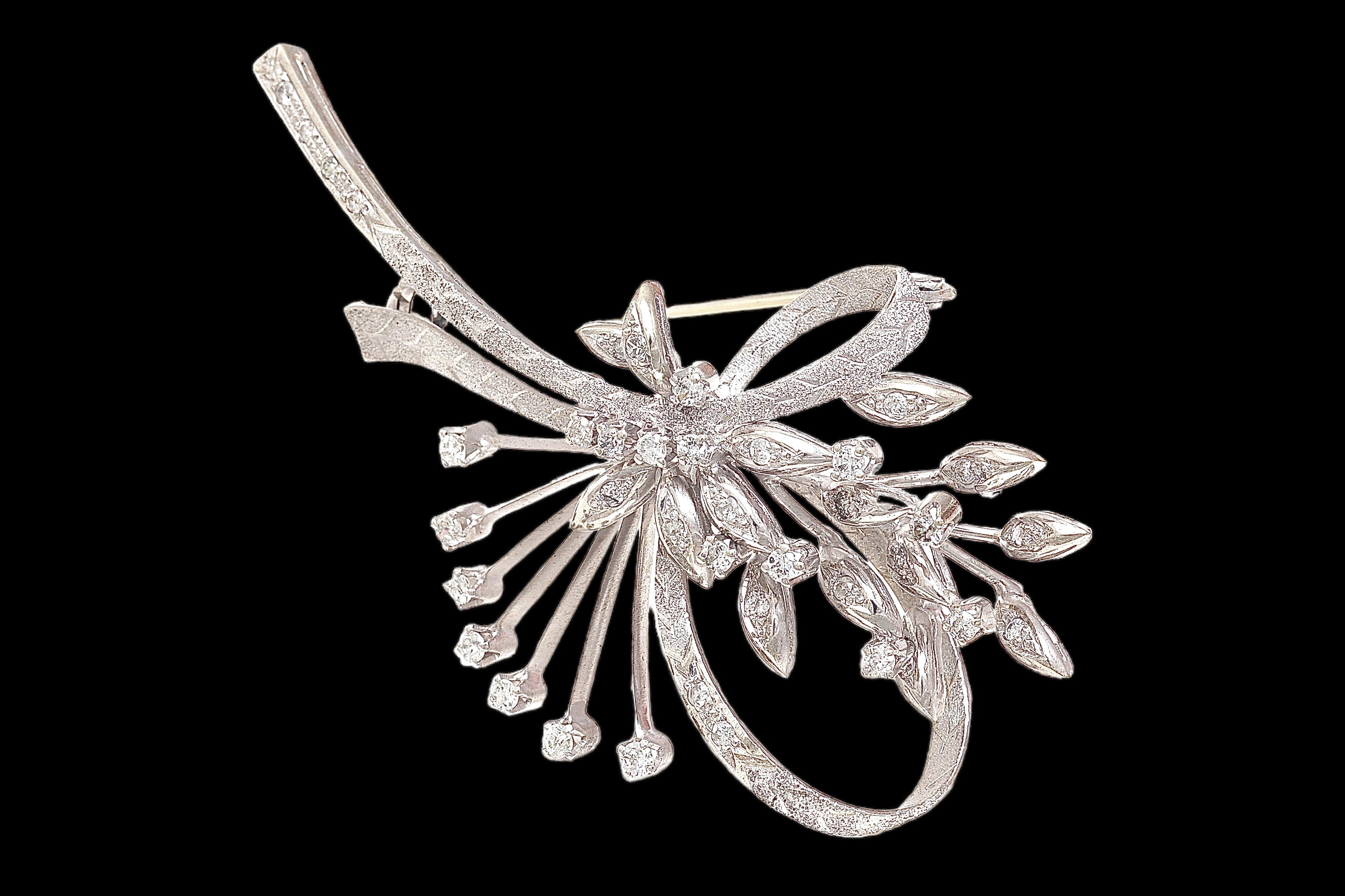  18 kt. White Gold Brooch with 1.52 ct. Brilliant Cut Diamonds In Excellent Condition For Sale In Antwerp, BE