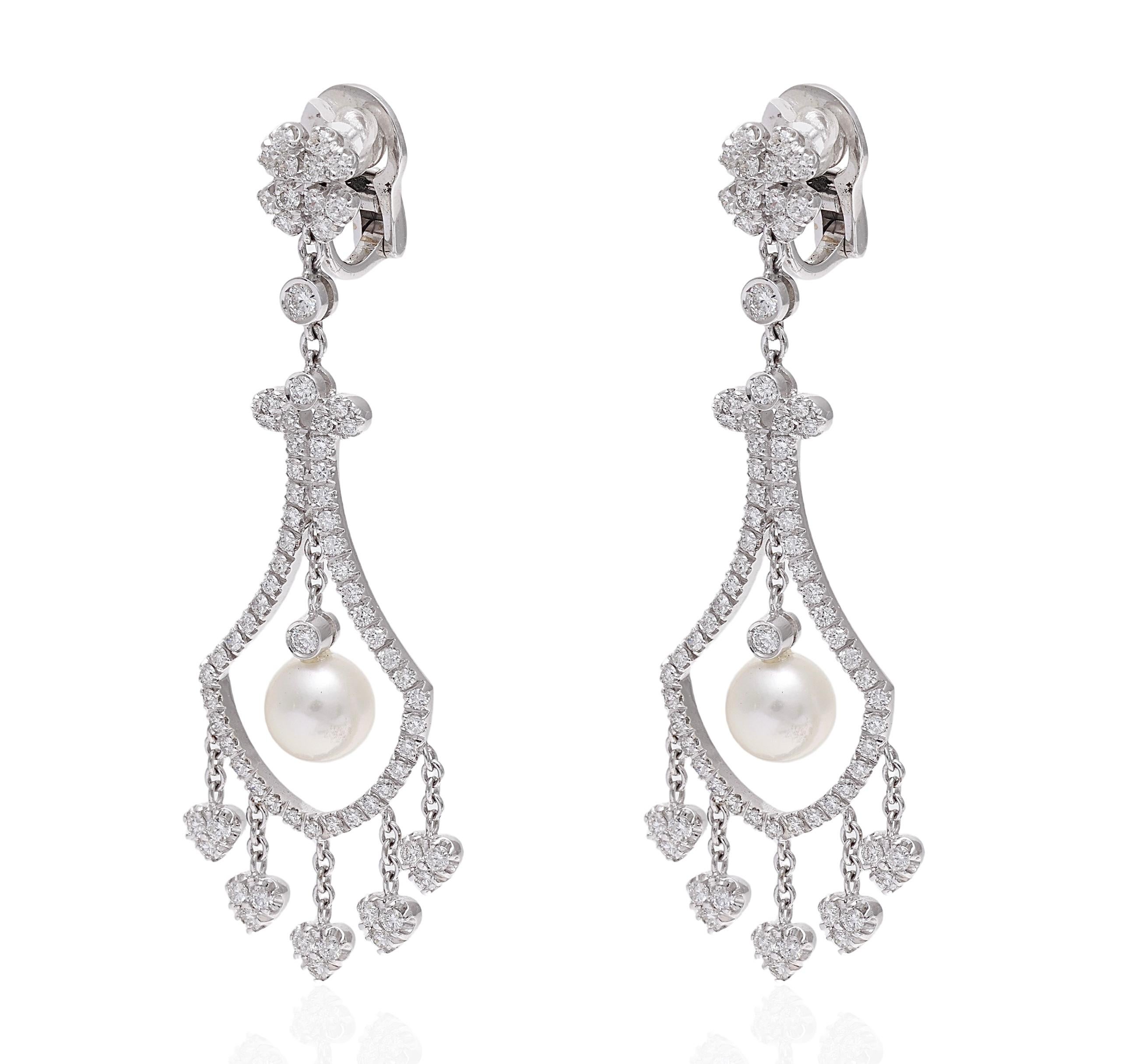 Magnifique Chandelier / Boucles d'oreilles pendantes en or blanc 18 ct. avec perles et 2.47 ct. Diamants 

Diamants : Diamants de taille brillante 2,47 ct.

Perles : 2 perles d'un diamètre de 7,5 mm

Matière : Or blanc 18 carats

Mesures :  59.5 mm