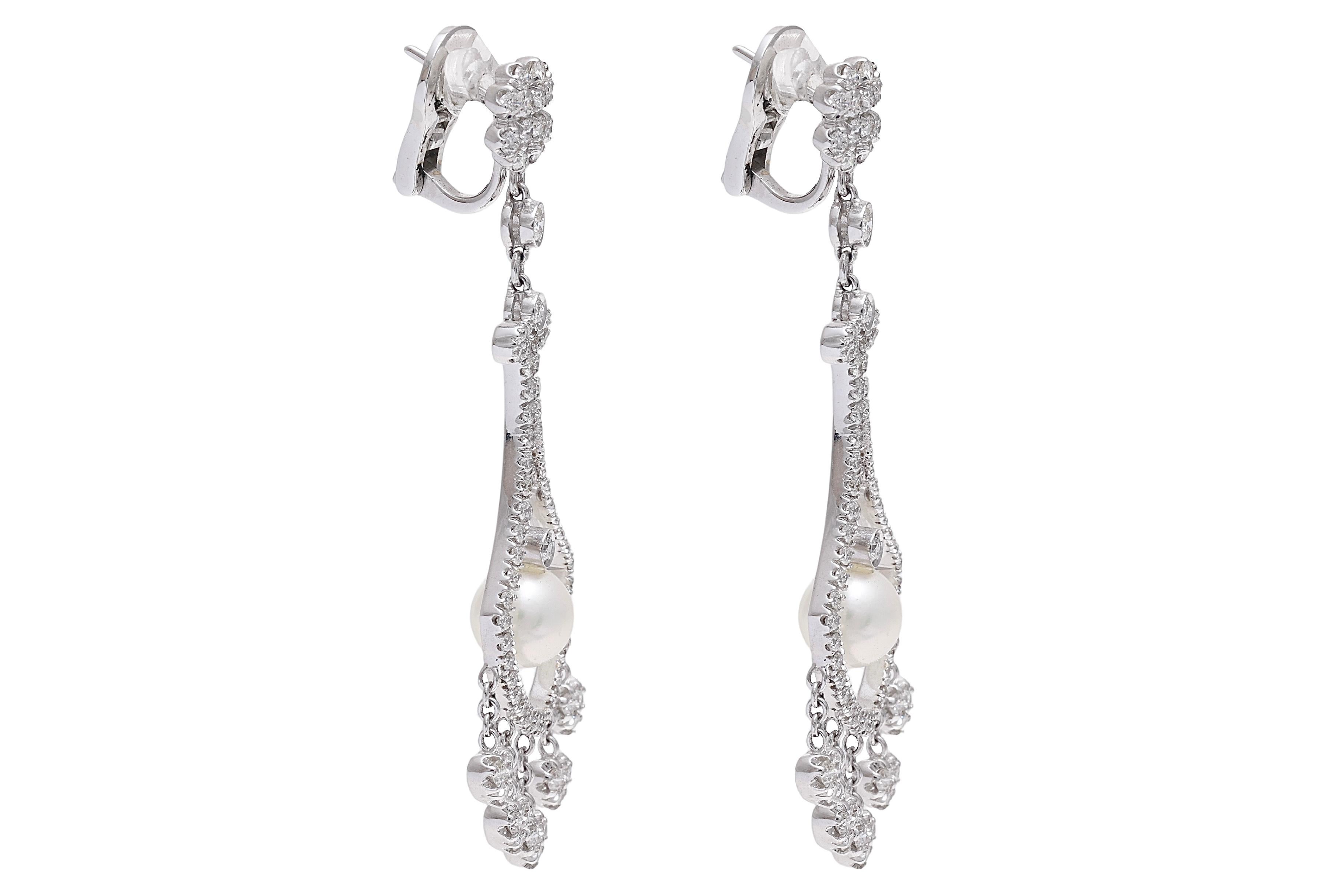 18 kt. white Gold Chandelier / Dangle Earrings With Pearls and 2.47 ct. Diamonds In New Condition For Sale In Antwerp, BE