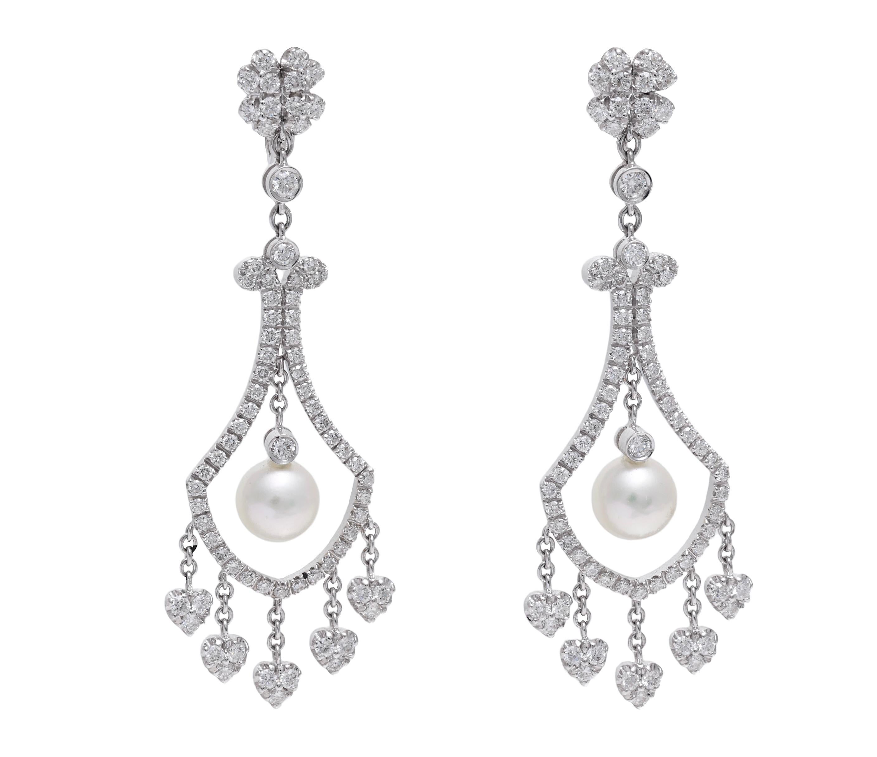 Boucles d'oreilles chandelier / pendantes en or blanc 18 kt. avec perles et 2.47 ct. Diamants en vente