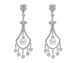 Boucles d'oreilles chandelier / pendantes en or blanc 18 kt. avec perles et 2.47 ct. Diamants