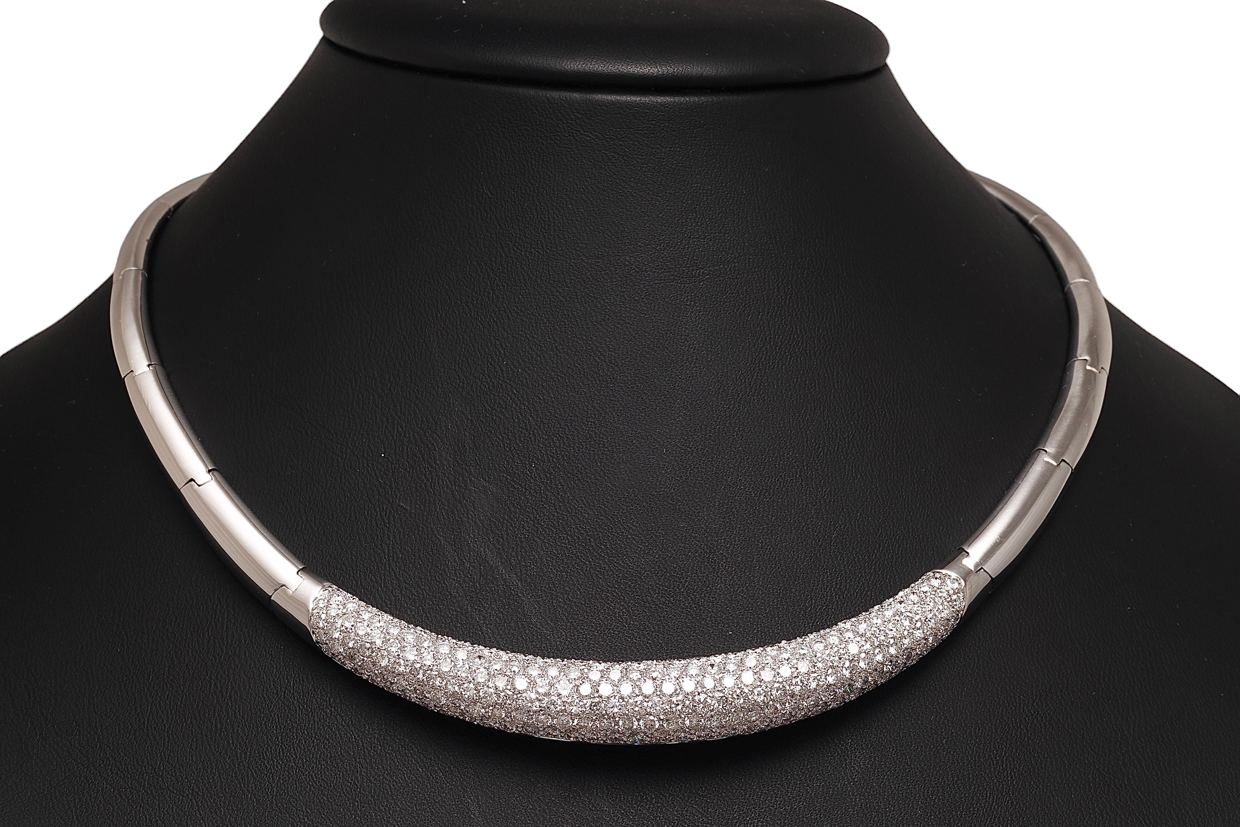 Magnificent 18 kt. White Gold Choker Necklace With 9.95 ct. Brilliant cut Diamonds

Diamonds: Brilliant cut diamonds, together approx. 9.95 ct. E Color VVS/ Loupe Clean

Material: 18 kt. white gold

Measurements: approx. 39 cm long

Total weight: