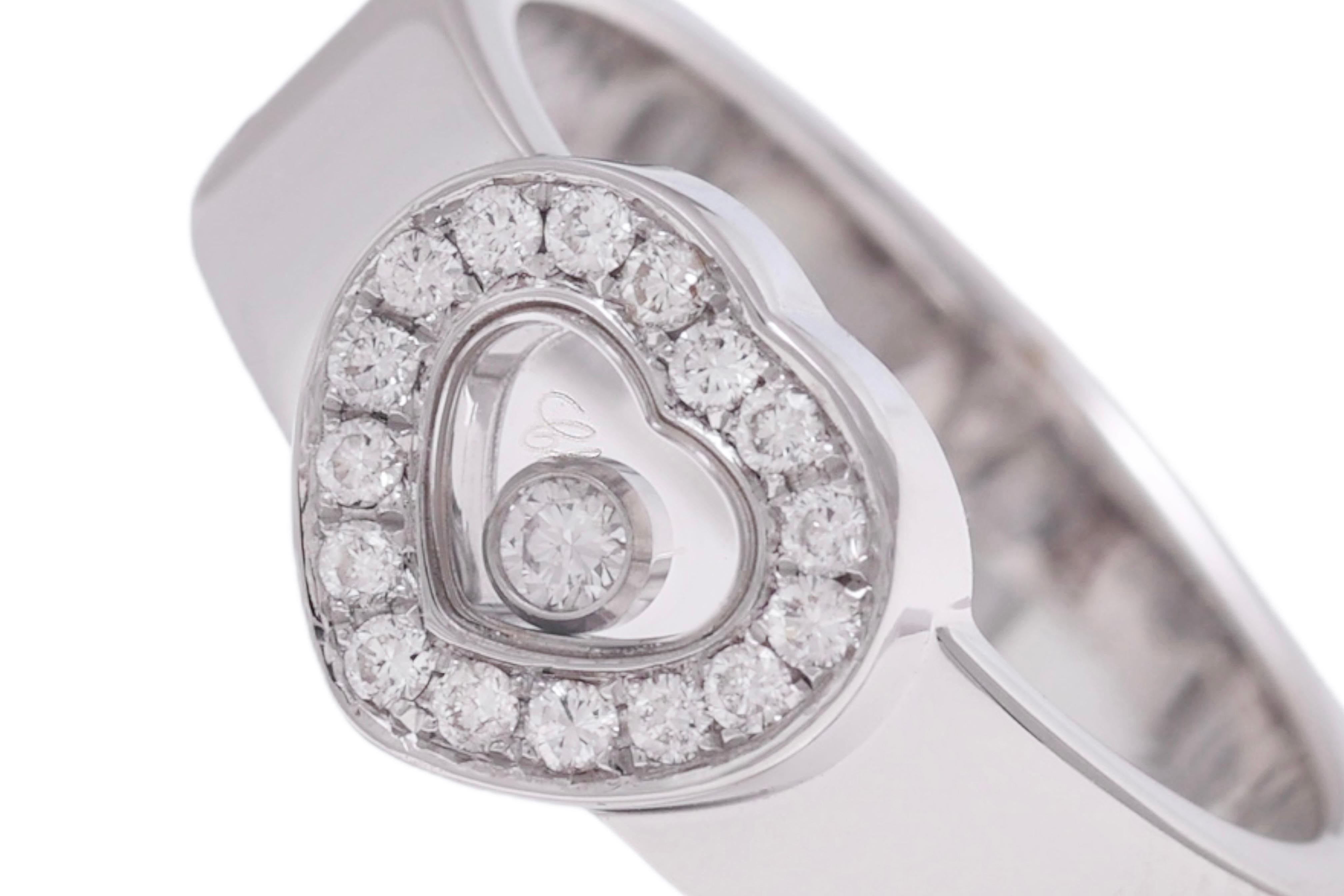 18 kt. White Gold Chopard  Happy Diamond Hart Shape Ring In Excellent Condition For Sale In Antwerp, BE