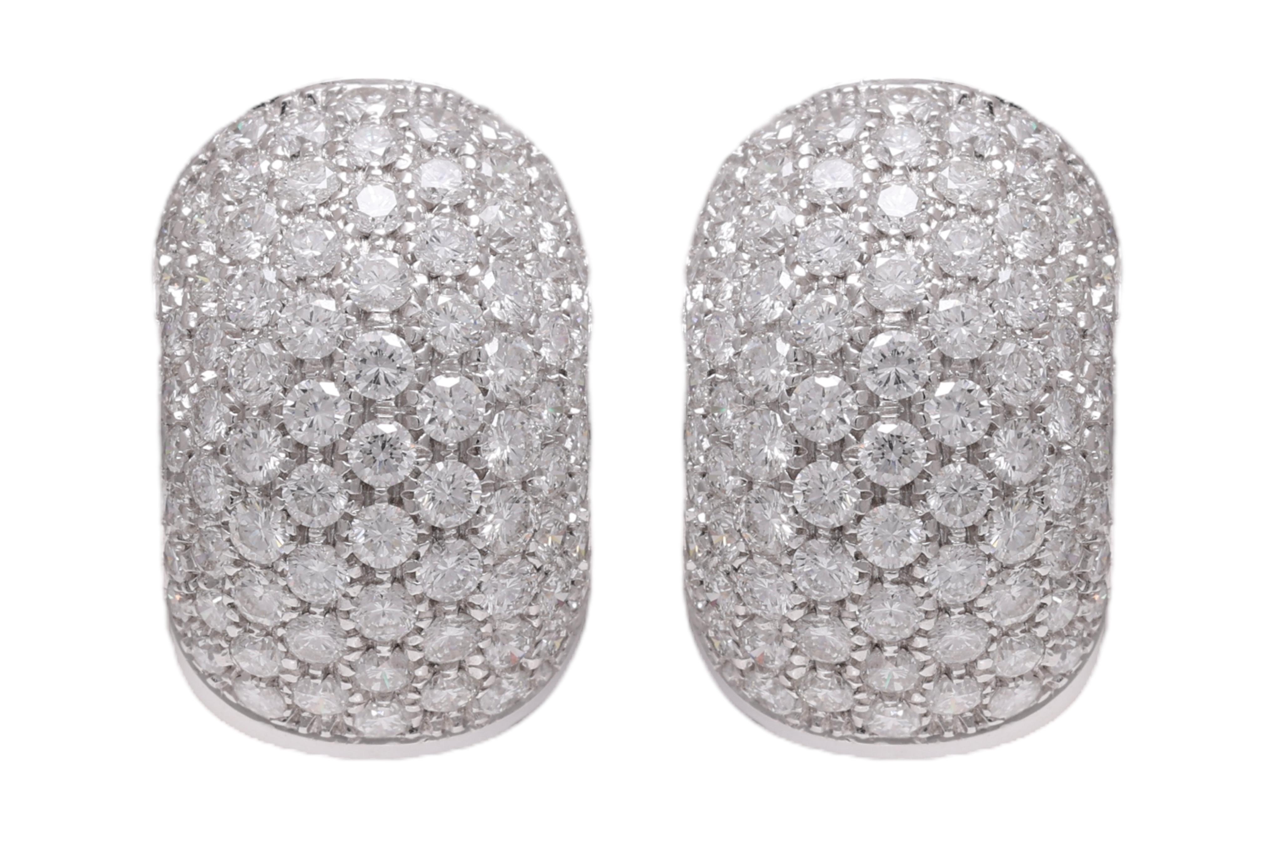 Bellissimo esemplare da 18 kt. Orecchini a clip in oro bianco con pavé incastonato da 6,56 ct. Diamanti
La parte posteriore dell'orecchino presenta un bellissimo taglio laser con luna, cuore, stelle e cerchi.

Diamanti: Diamanti taglio Brilliante,