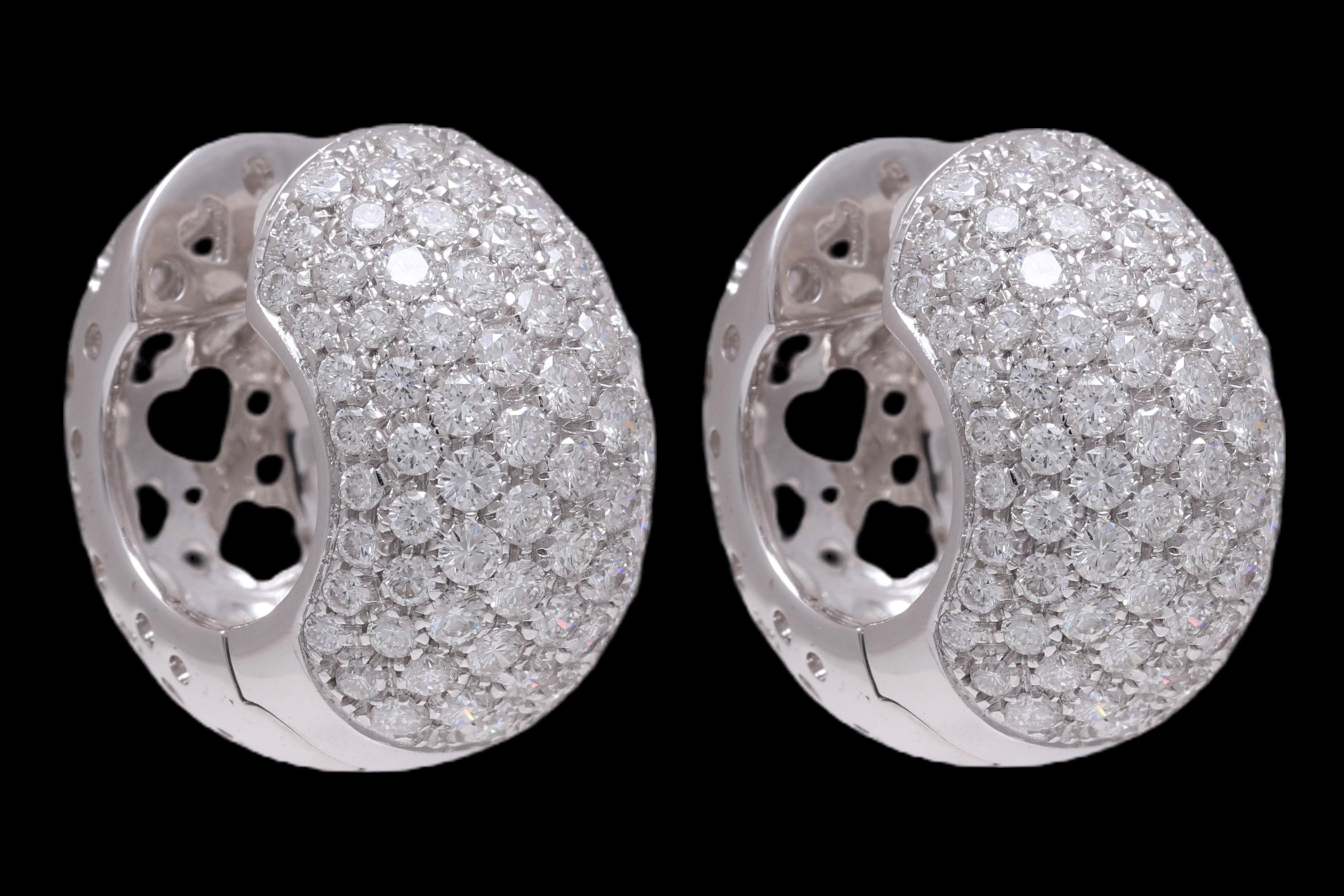 Moderno 18 kt. Orecchini a clip in oro bianco con pavé incastonato da 6,56 ct. Diamanti in vendita