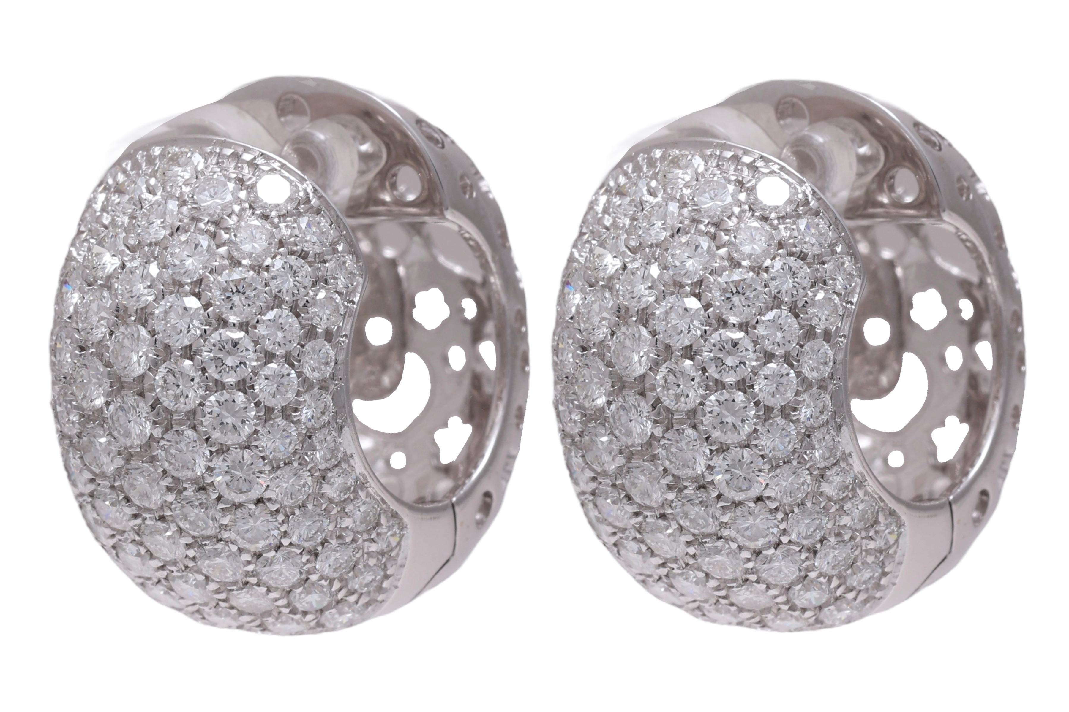 Taglio brillante 18 kt. Orecchini a clip in oro bianco con pavé incastonato da 6,56 ct. Diamanti in vendita