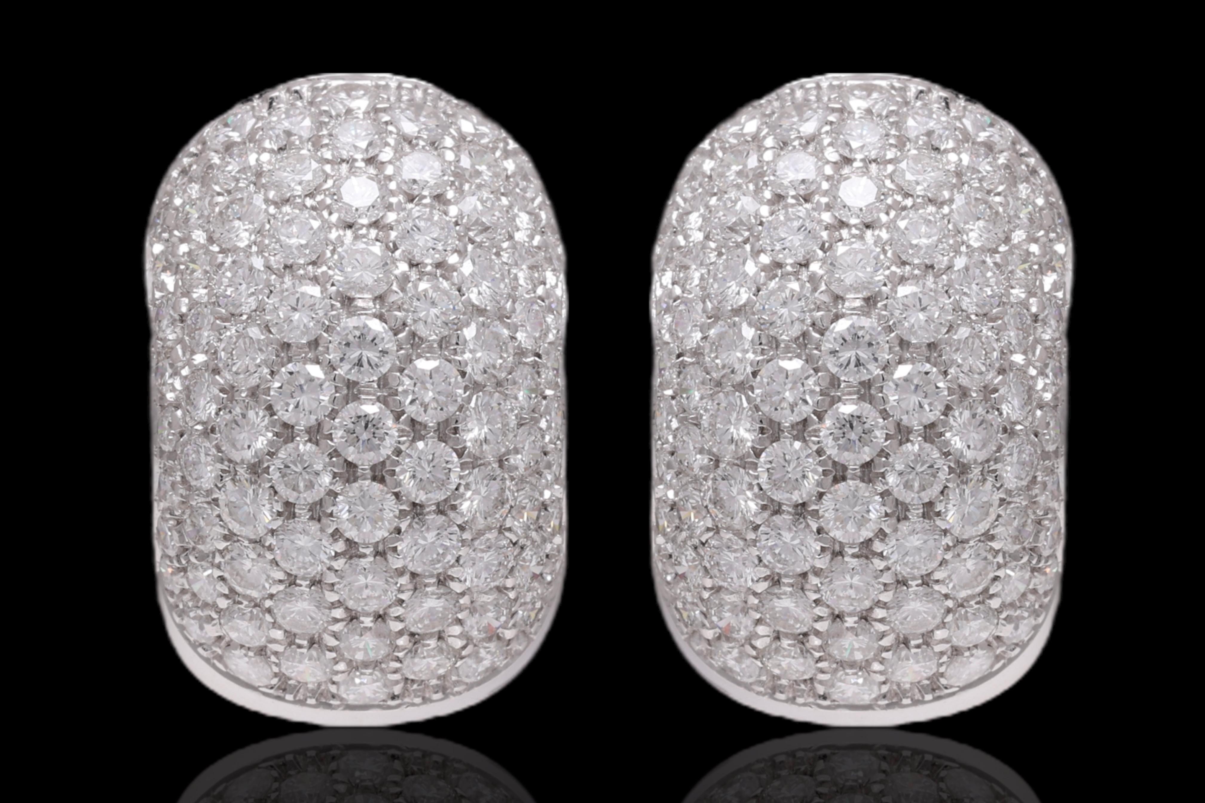 18 kt. Orecchini a clip in oro bianco con pavé incastonato da 6,56 ct. Diamanti In condizioni Nuovo in vendita a Antwerp, BE