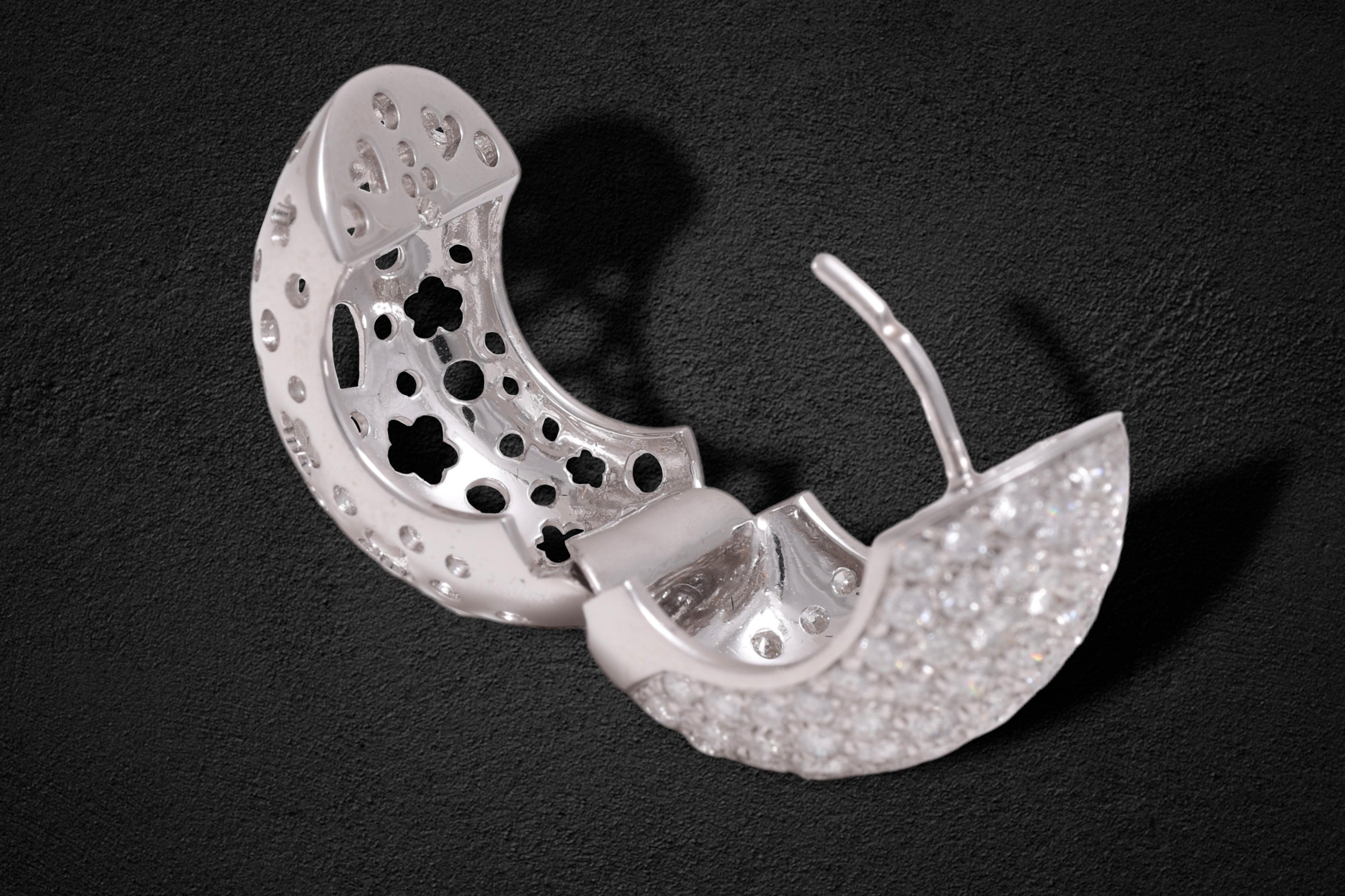 18 kt. Orecchini a clip in oro bianco con pavé incastonato da 6,56 ct. Diamanti in vendita 1