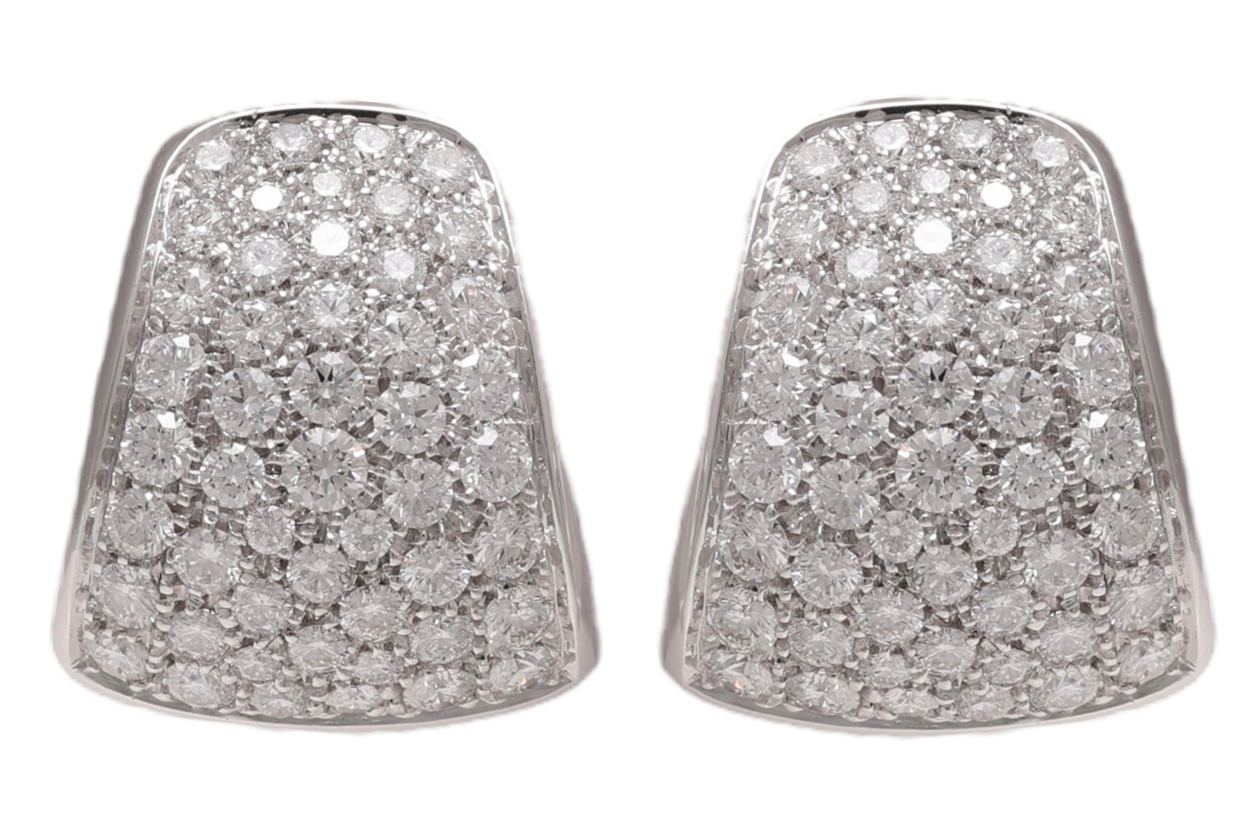 Gorgeous 18 kt. White Gold Clip On Earrings With 2.80 Ct. Brilliant Cut Diamonds

Diamonds: brilliant cut diamonds together 2.80 ct. G SI

Material: 18 kt. white gold

Measurements: 18.6 mm length x 16.0 mm wide x 15.4 mm total thickness

Total