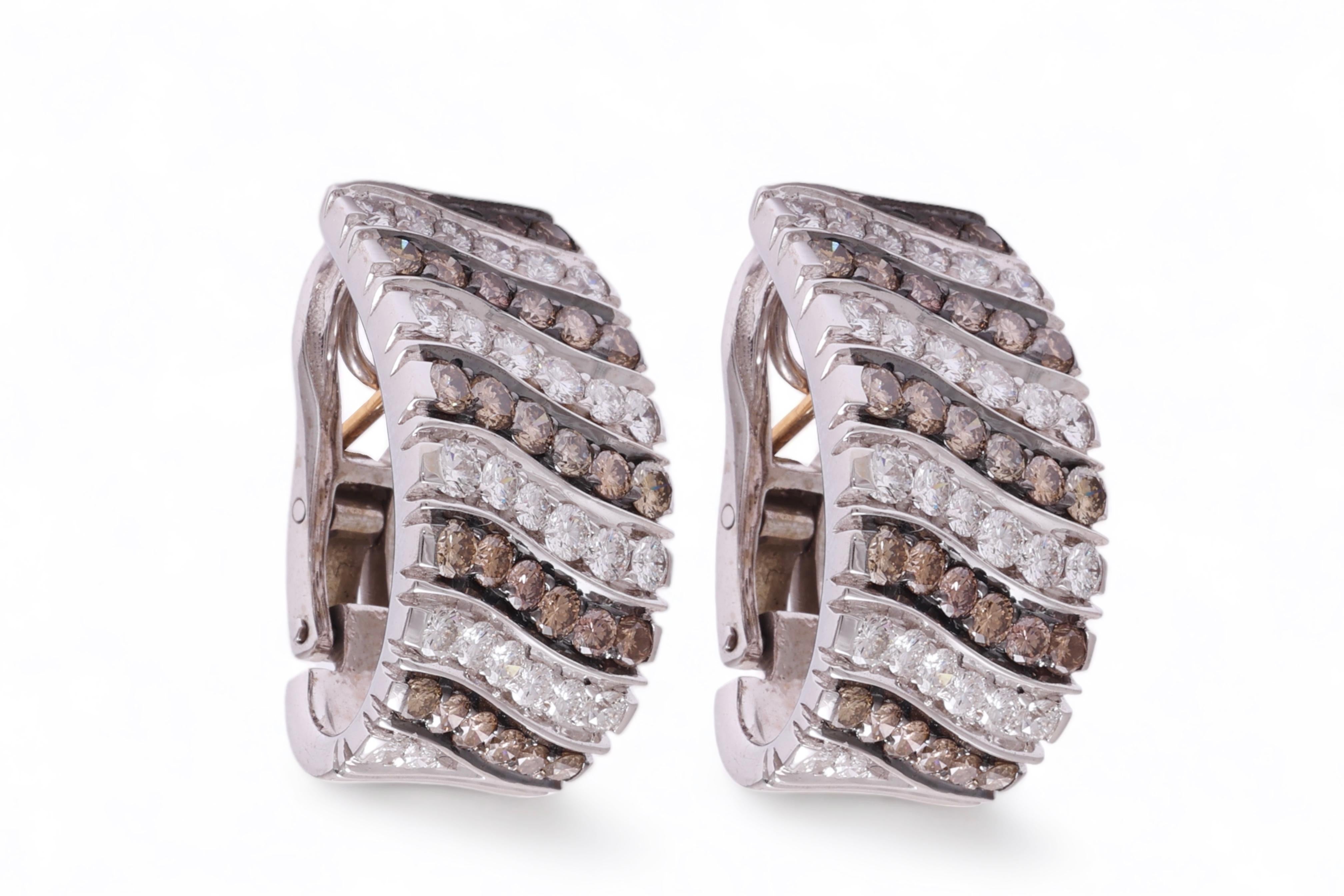 Brilliant Cut 18 kt. White Gold Clip-on Earrings With 4.16 ct. Cognac & White Diamonds For Sale