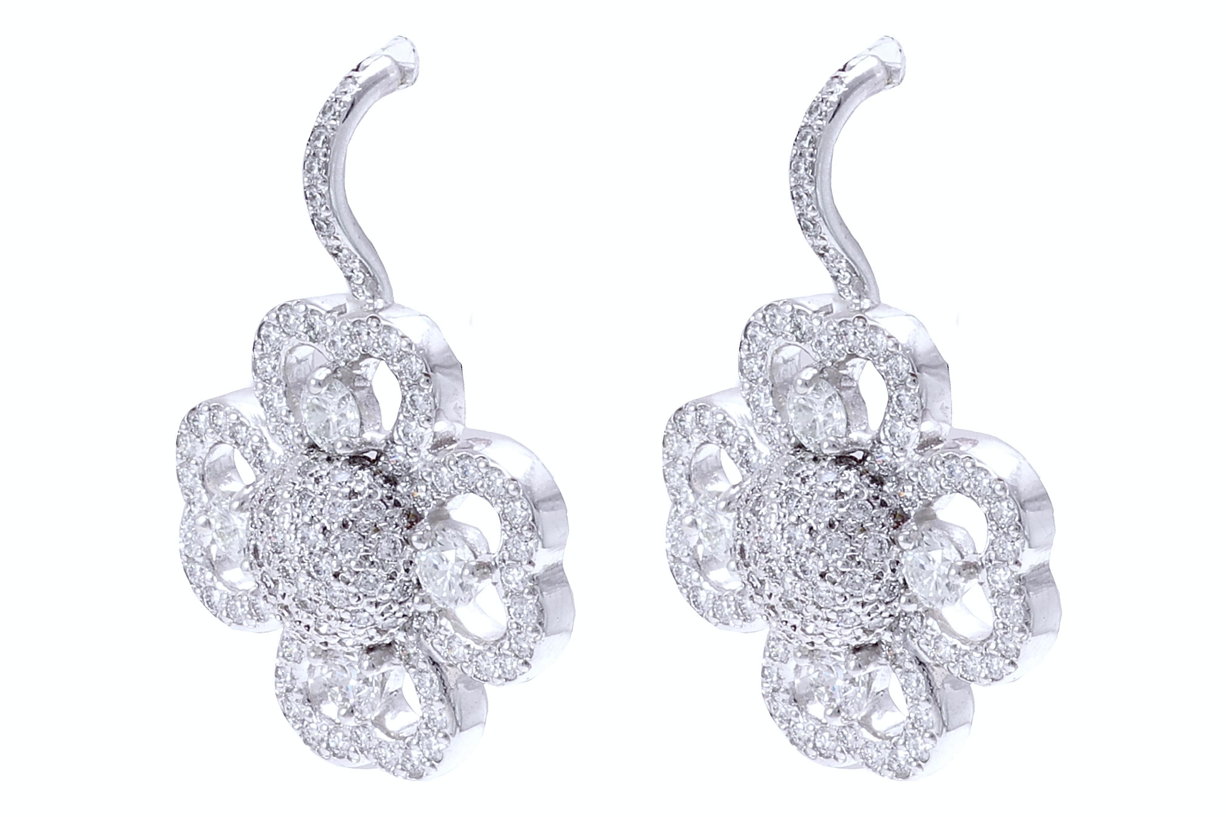 Stunning 18 kt. White Gold Clover Earrings with 1.75 ct. Diamonds 

Diamonds: Brilliant cut diamonds, together approx. 1.75 ct.

Material: 18 kt. white gold

Measurements: 19 mm x 28 mm x 11 mm

Total weight: 9.2 grams / 5.9 dwt / 0.325 oz

Earrings