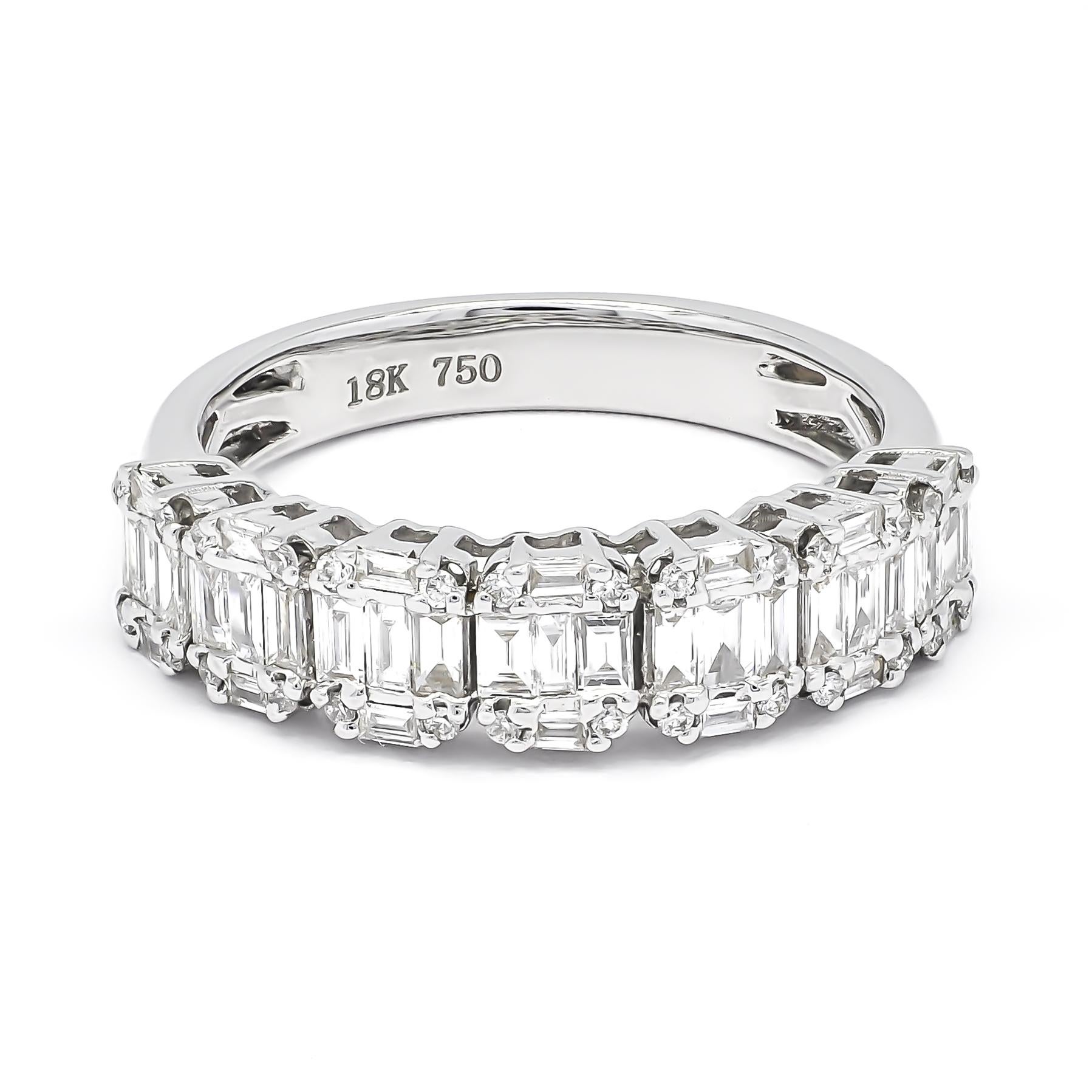 Diamante natural 0,70 quilates Oro blanco de 18 quilates Racimo de baguettesMedia banda de eternidad Corte baguette en venta