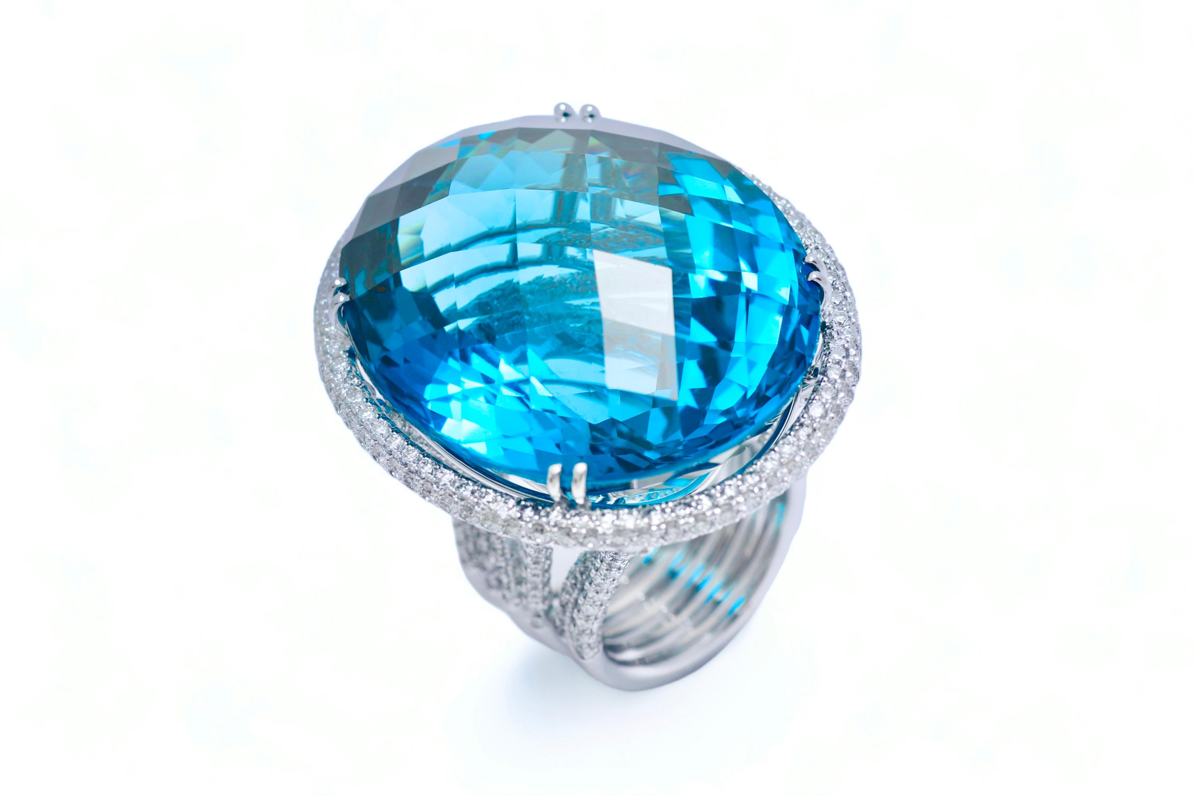 Magnificant 18 kt. White Gold Gigantic Cocktail Ring with 154 ct. London Blue Topaz & 8.72 ct. Diamonds

Diamonds: brilliant cut diamonds together 8.78 ct. diamonds

Topaz: Massive London blue topaz stone of 153.98 ct.

Material: 18 kt. white