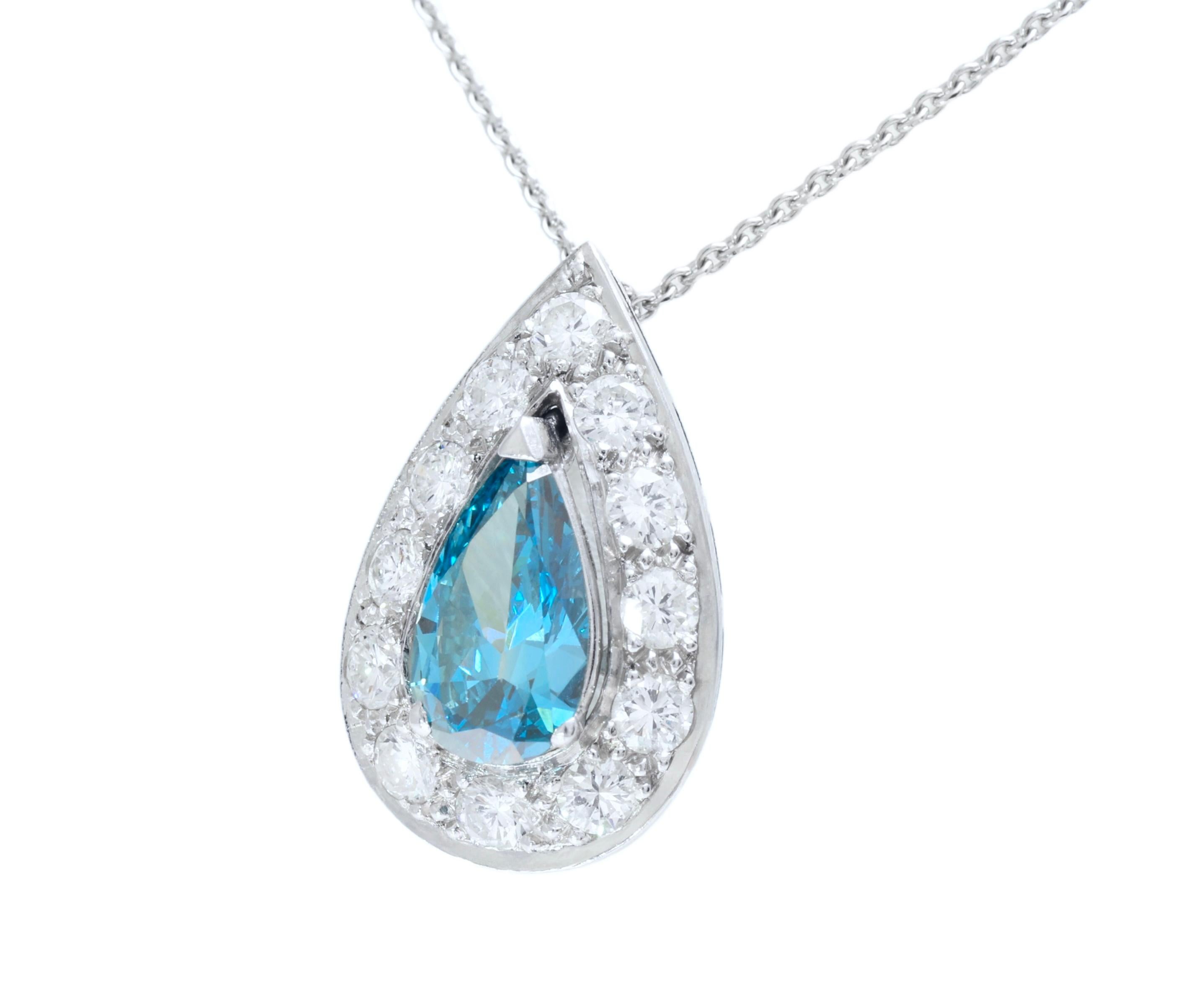 Bellissimo ciondolo in oro bianco 18kt con diamante blu da 1,5 carati.

Materiale: Oro bianco 18 kt

Peso: 6,3 grammi

Diamanti: tutti i diamanti a taglio Brilliante  1.2 ct.

Diamante blu potenziato a forma di pera :  1,50 ct 